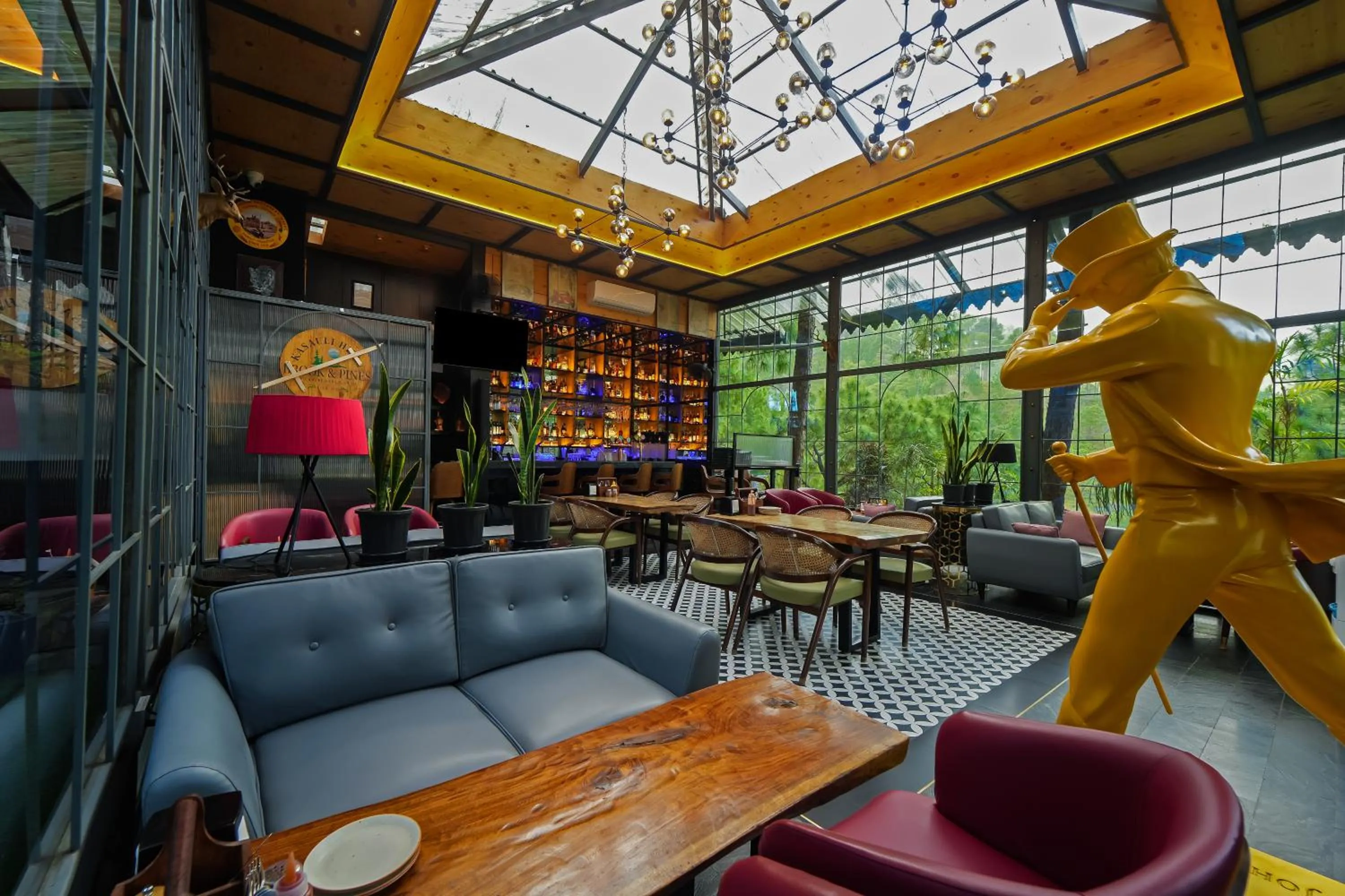 Lounge or bar in Kasauli Hills Resort