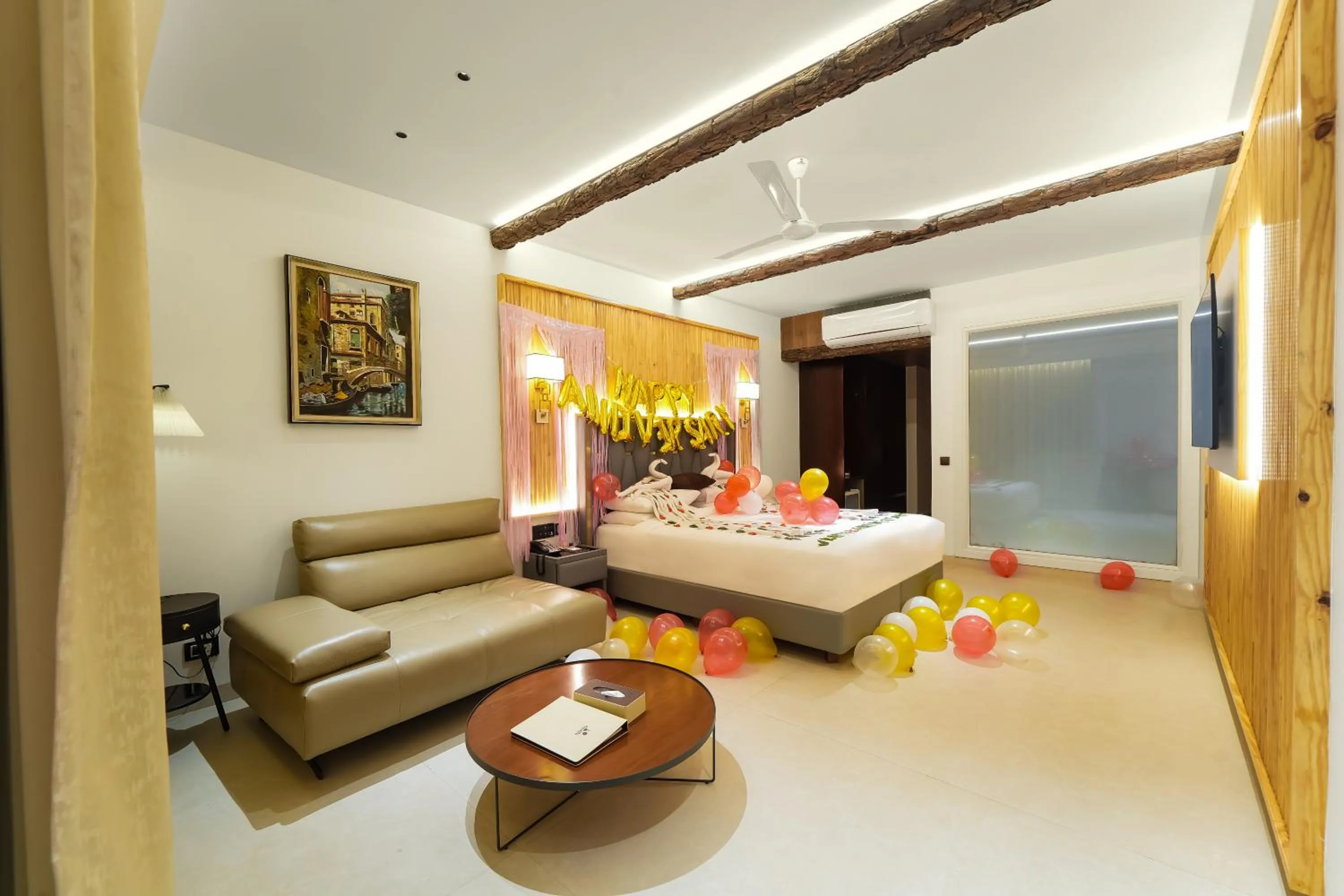 Bed in Kasauli Hills Resort