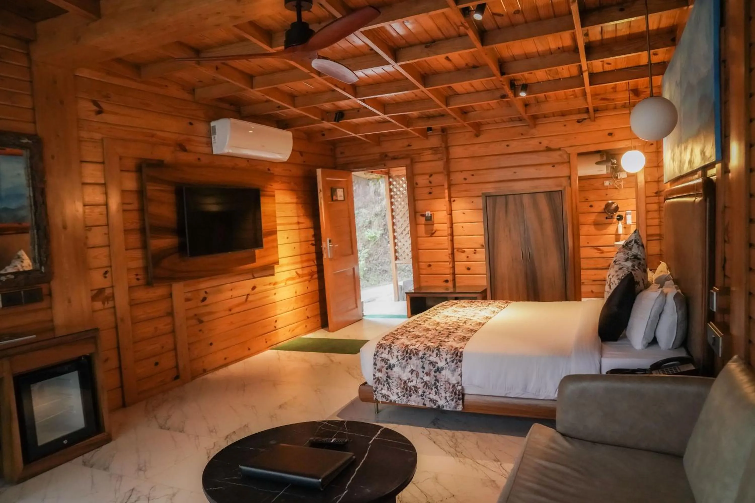 Bedroom, Bed in Kasauli Hills Resort