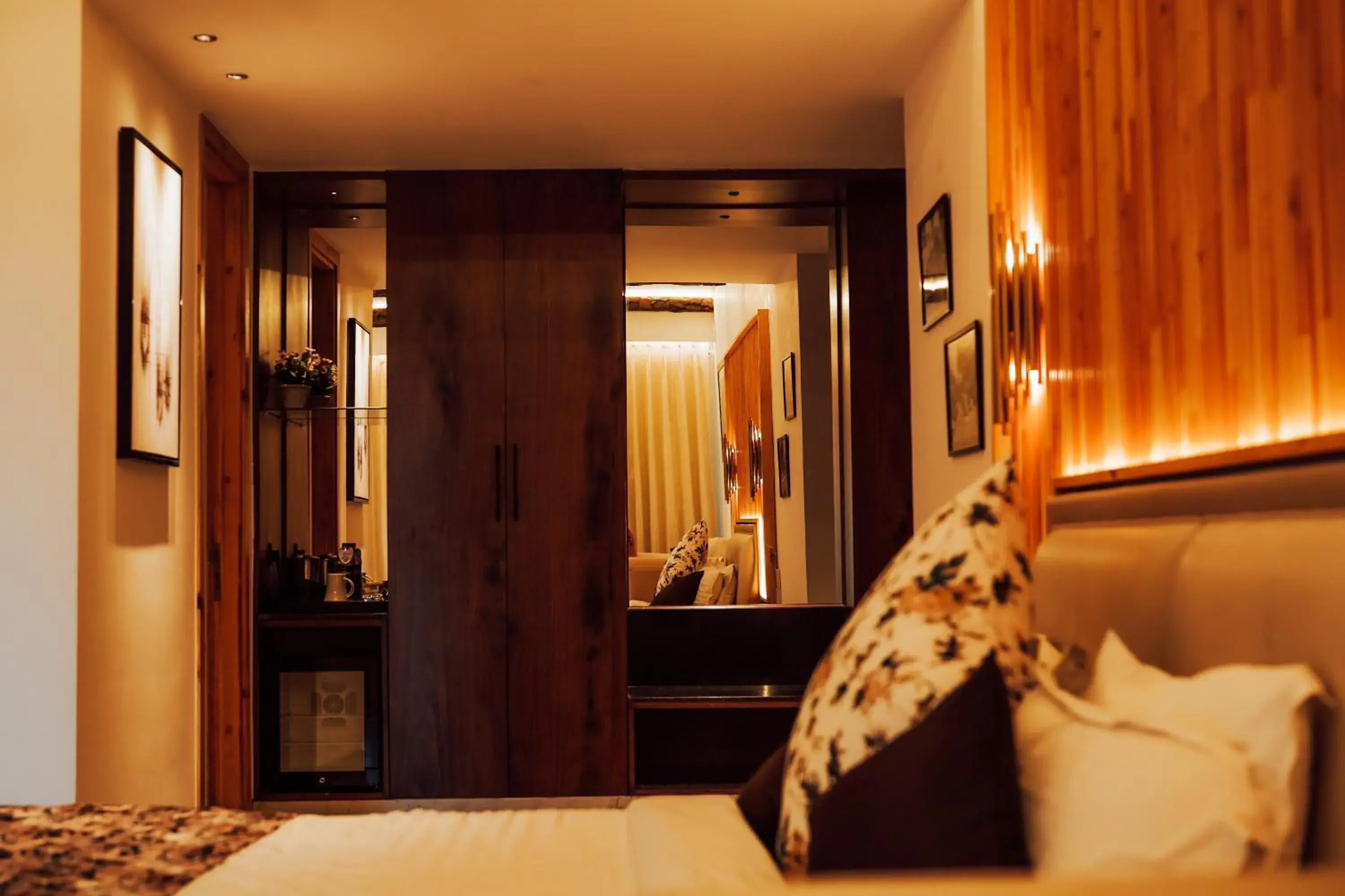 Deluxe King Room in Kasauli Hills Resort Deluxe King Room in Kasauli Hills Resort