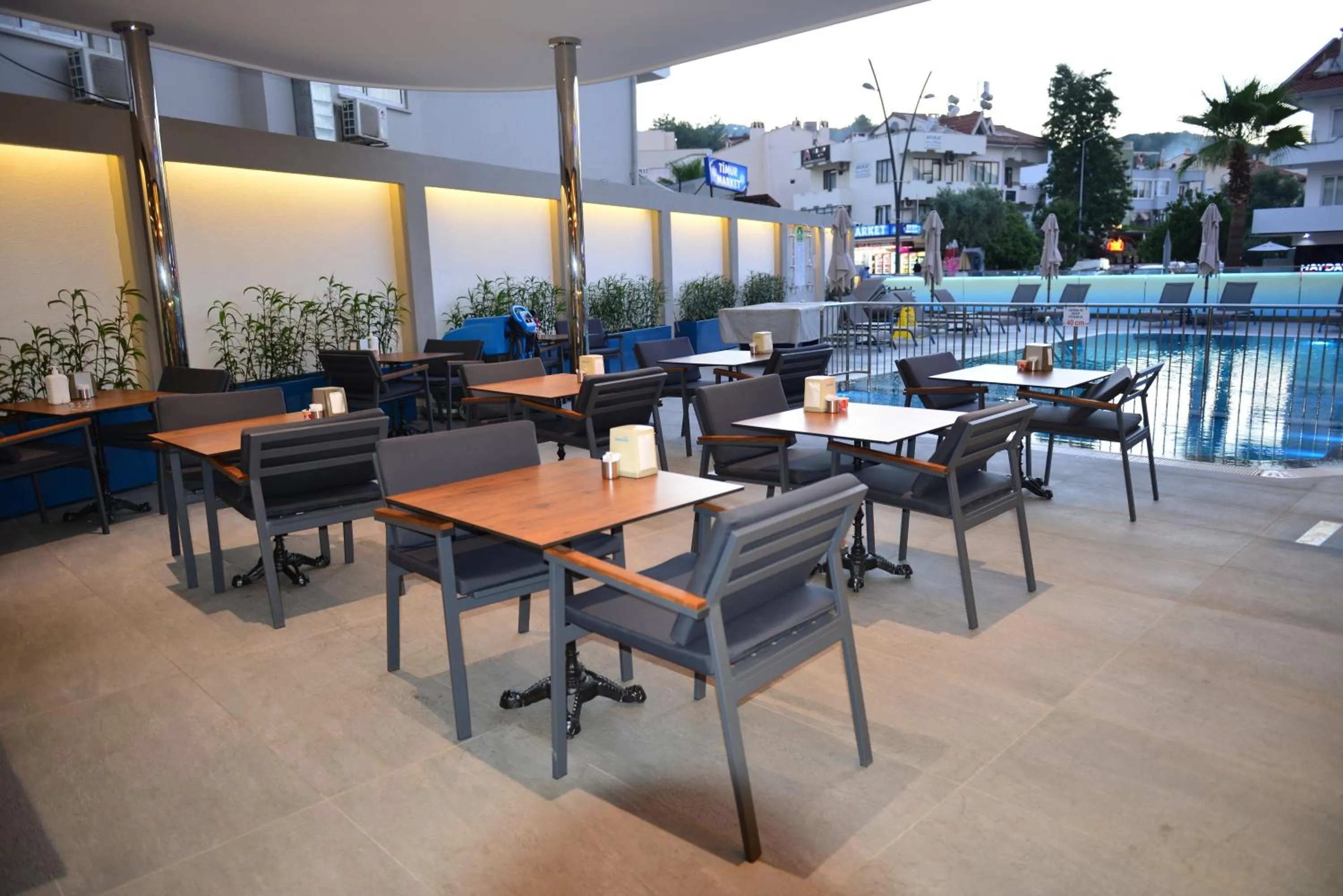 Restaurant/places to eat in Oasis Hotel