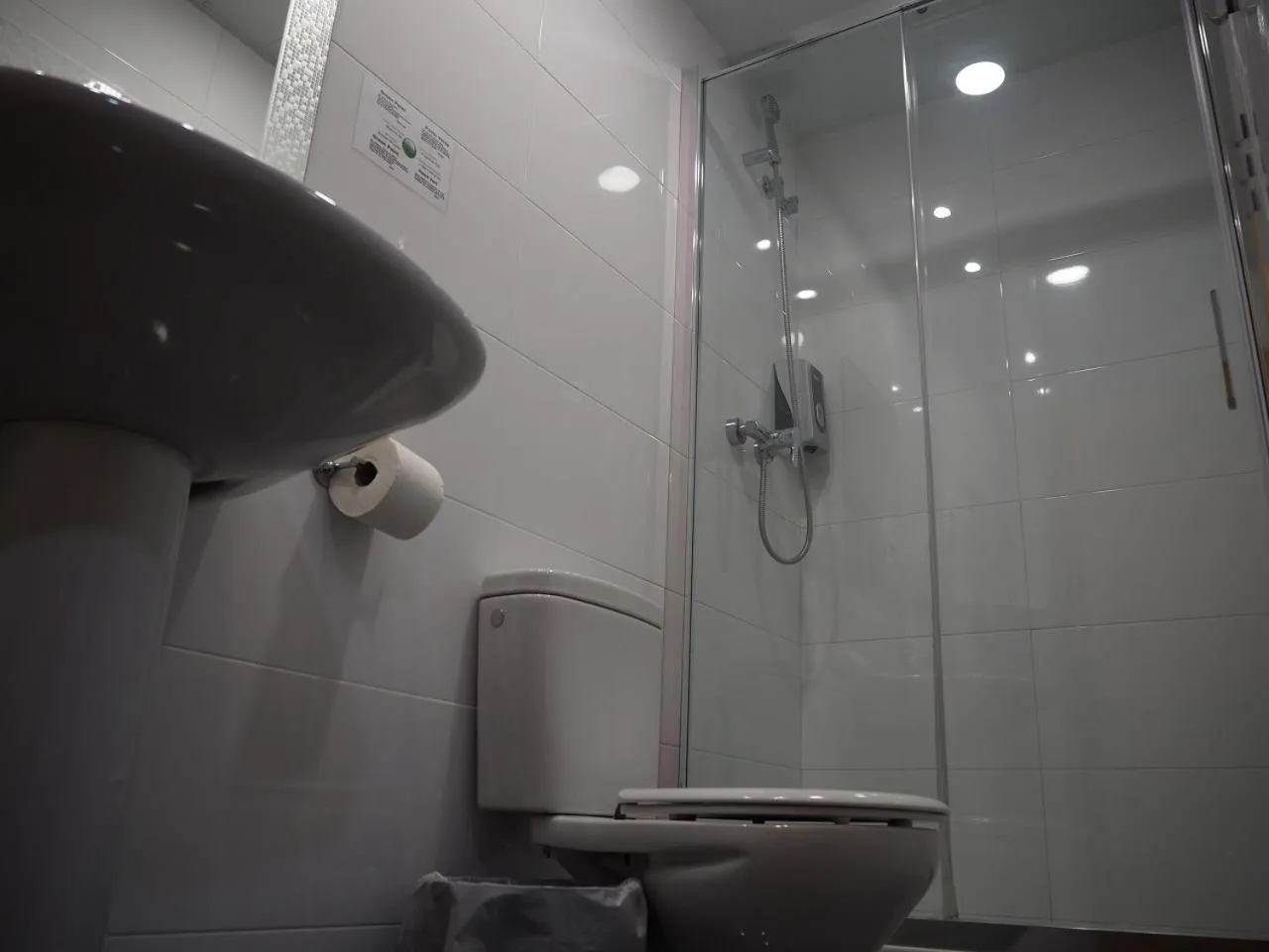 Shower in Hostal Levante Barcelona