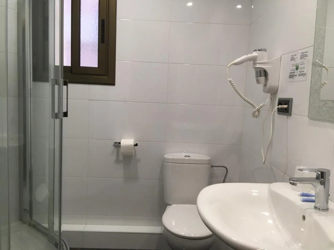 Shower in Hostal Levante Barcelona