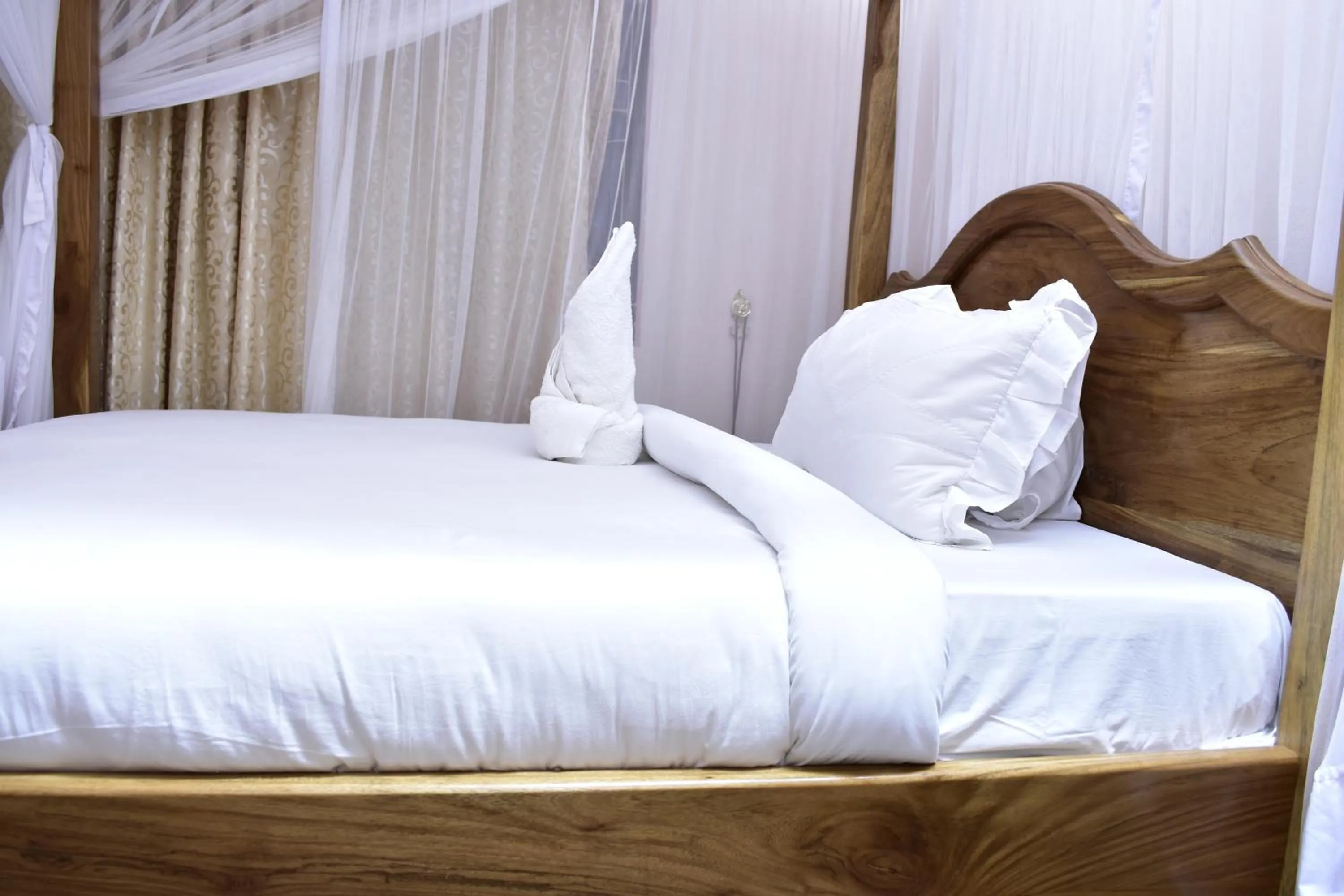 Bed in Mzunguu Safari Lodge