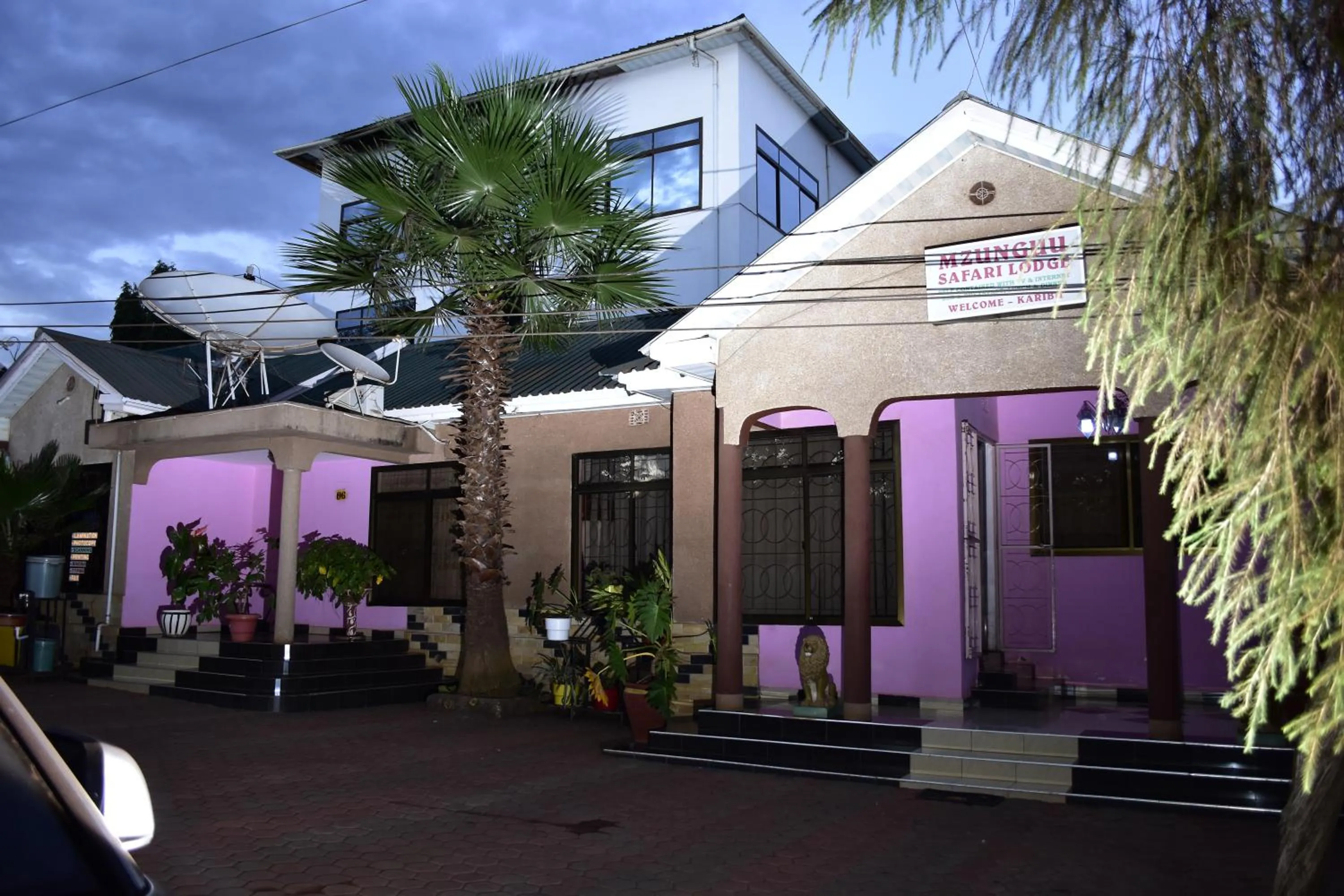 Garden view in Mzunguu Safari Lodge