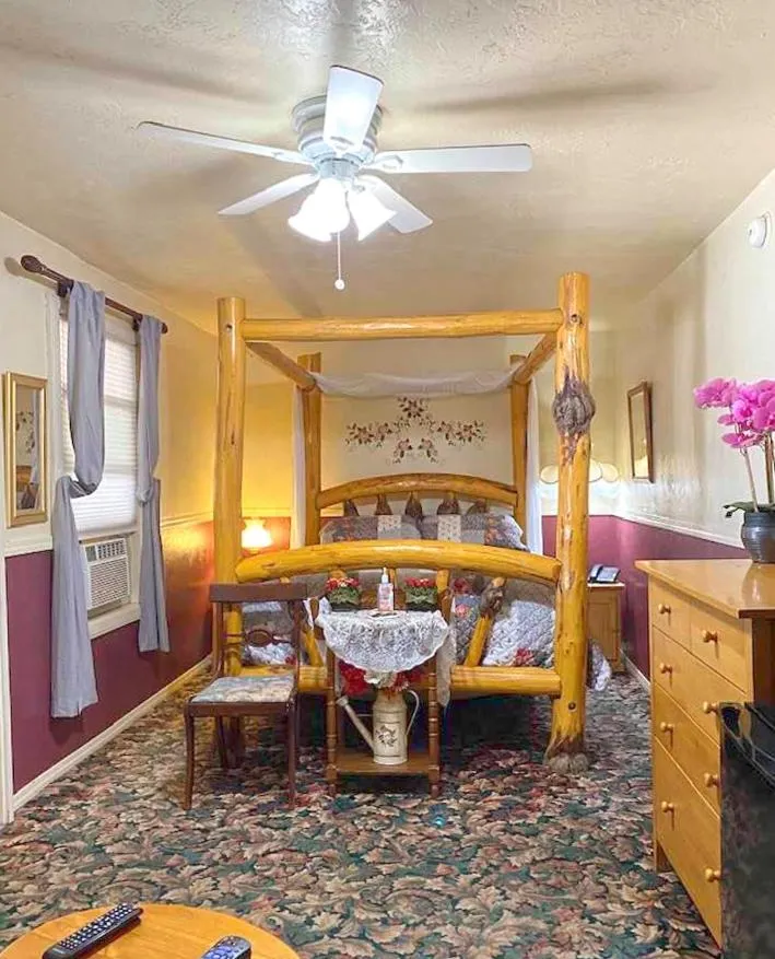 Bed in Dawson House Lodge