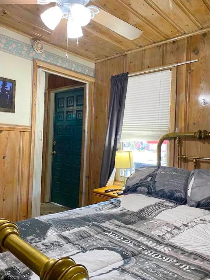 Bed in Dawson House Lodge