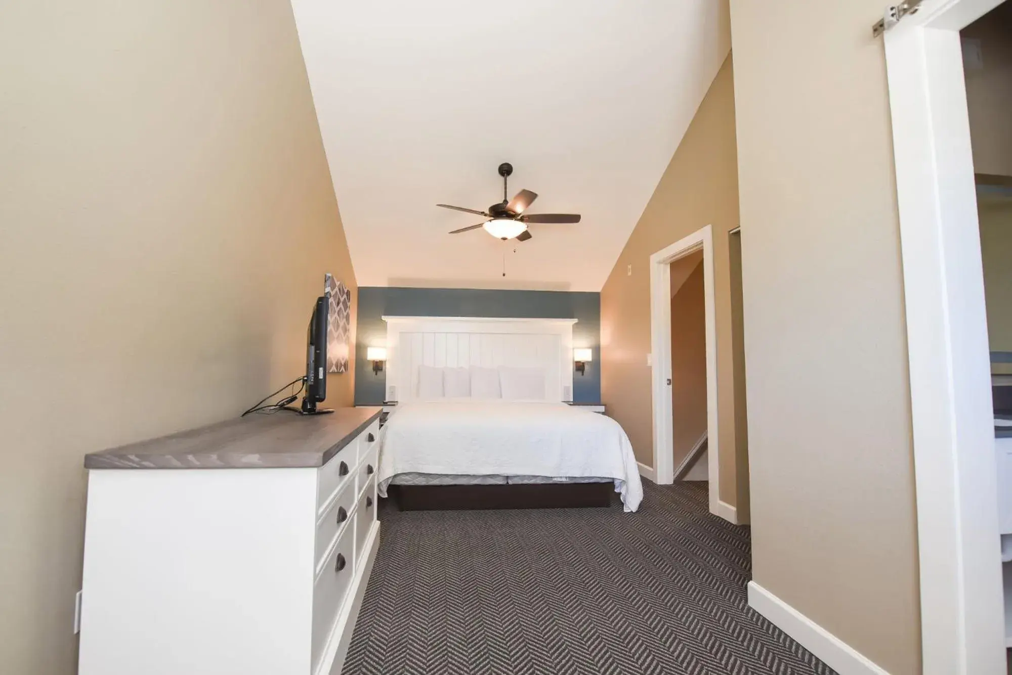 Photo of the whole room, Bed in Waterside Suites and Marina Photo of the whole room, Bed in Waterside Suites and Marina