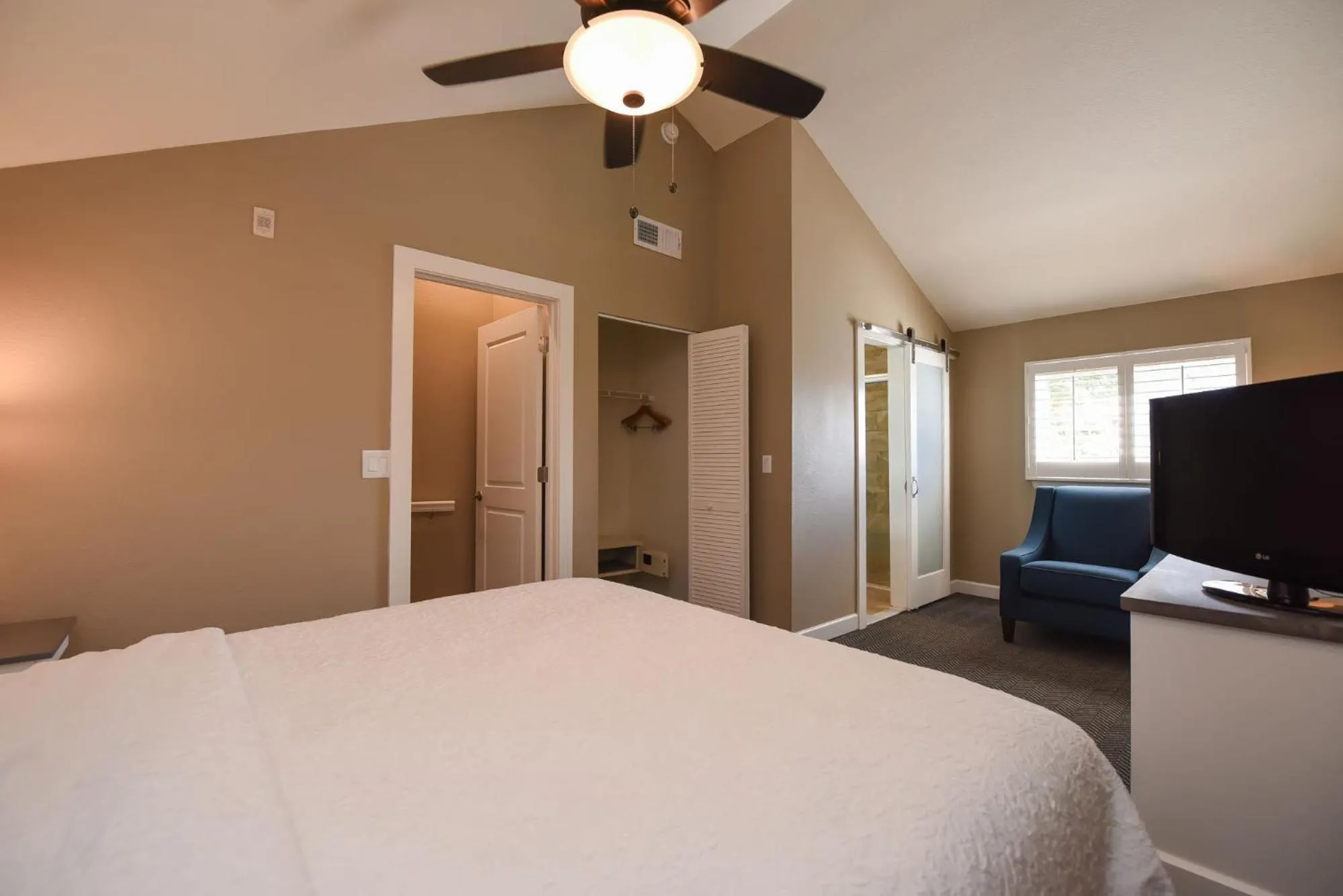 Bedroom, Bed in Waterside Suites and Marina