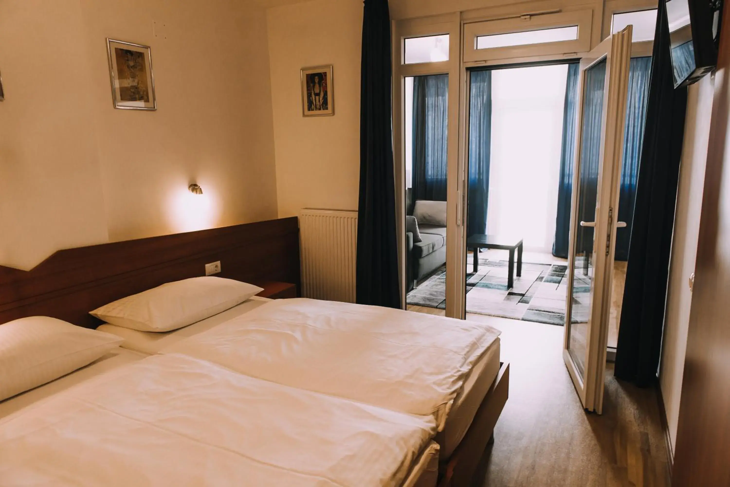 Junior Suite with Balcony - single occupancy in Hotel Bellevue Junior Suite with Balcony - single occupancy in Hotel Bellevue