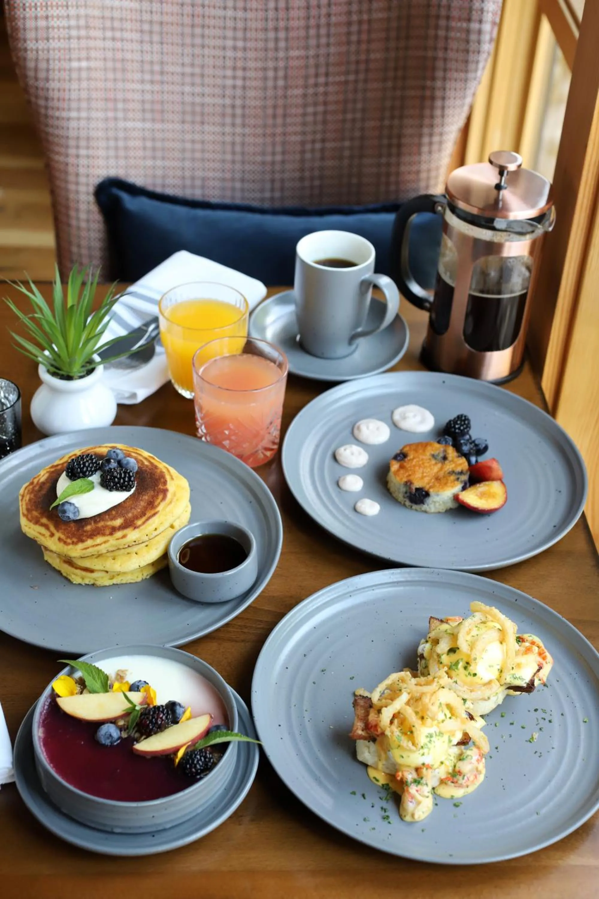 Breakfast in Historic Rocky Waters Inn, A Small Luxury Hotel