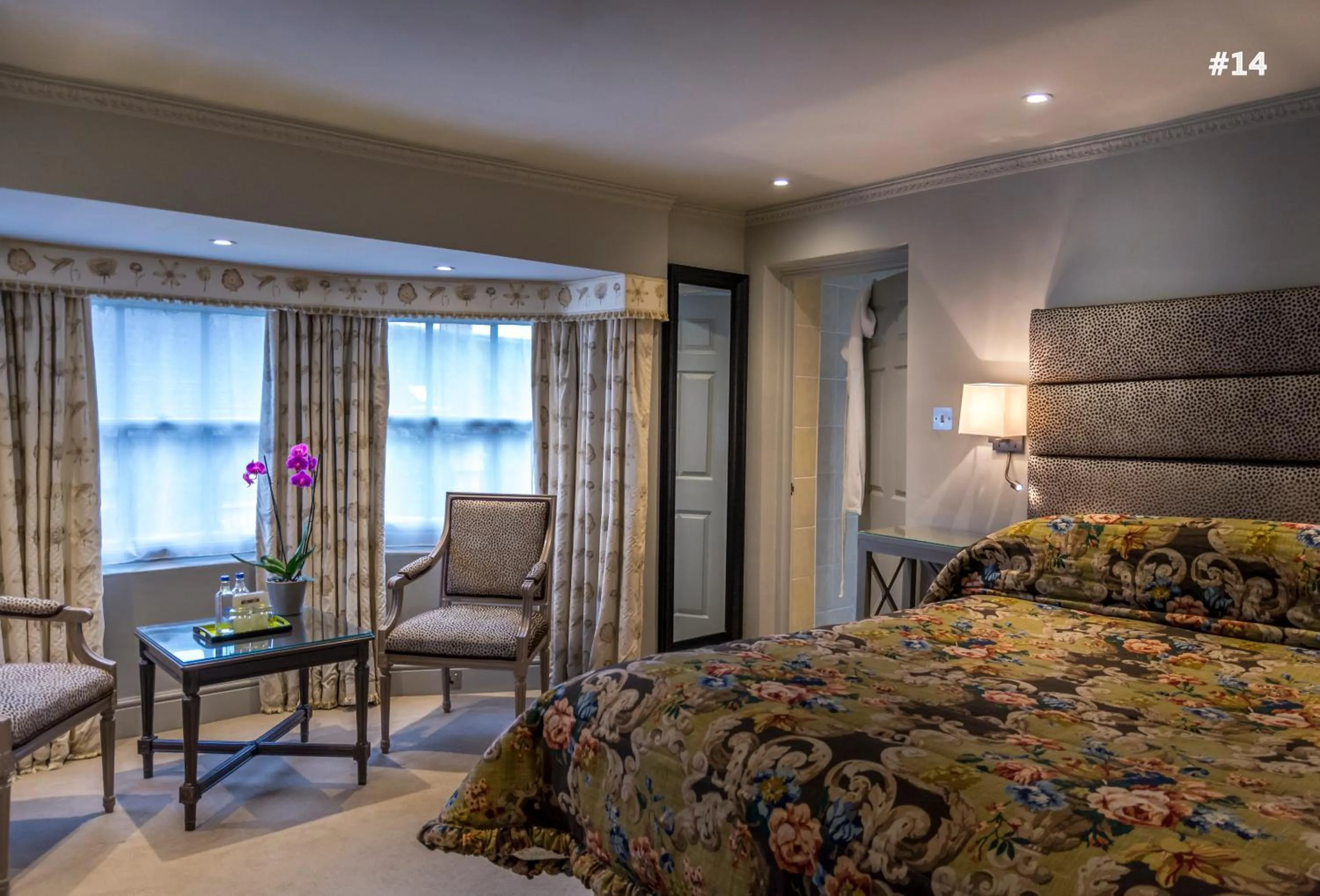 Photo of the whole room, Bed in The George Hotel of Stamford