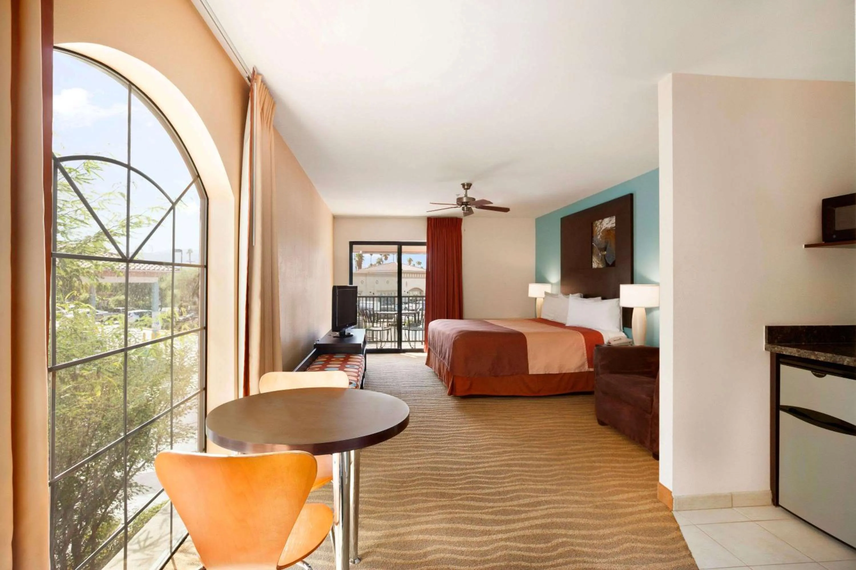 Photo of the whole room, Bed in Super 8 by Wyndham Indio