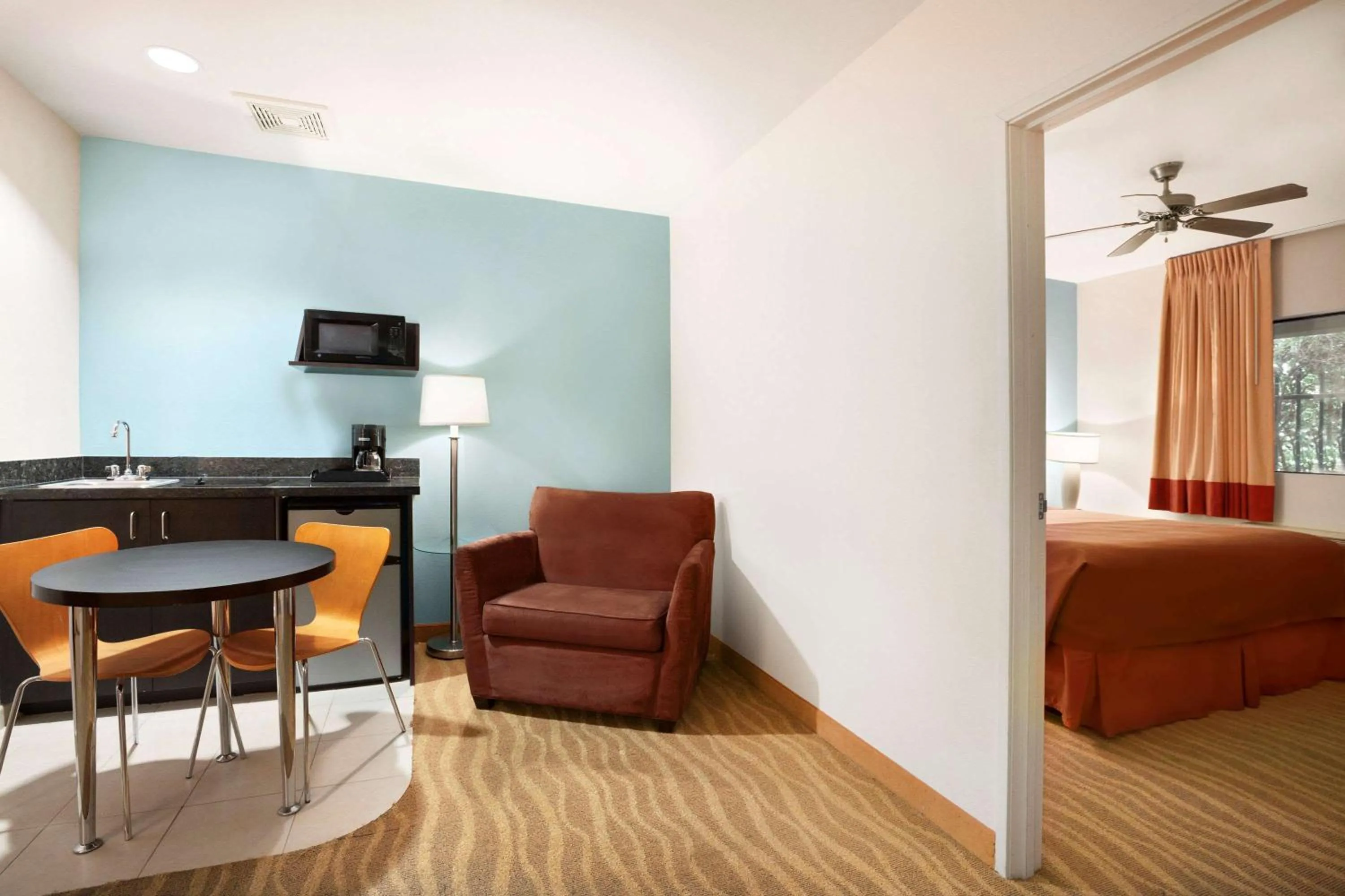 Photo of the whole room, Bed in Super 8 by Wyndham Indio