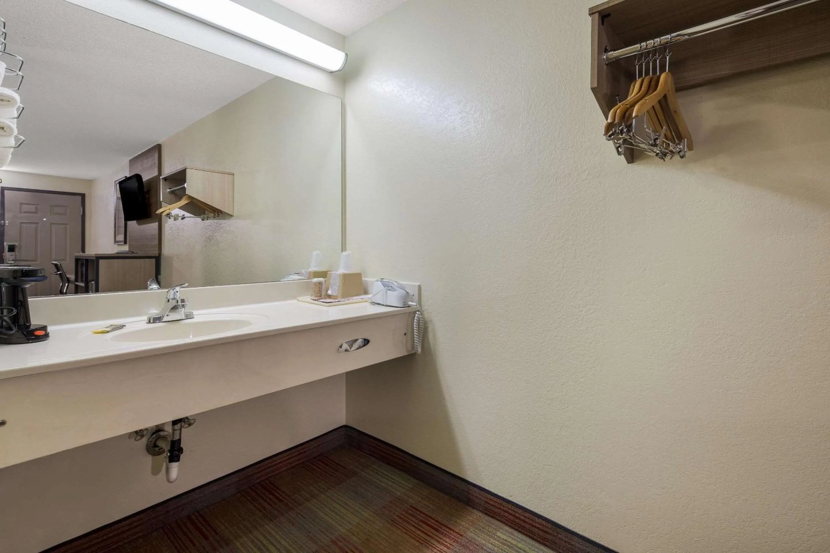 Bedroom in Rodeway Inn Ardmore I-65