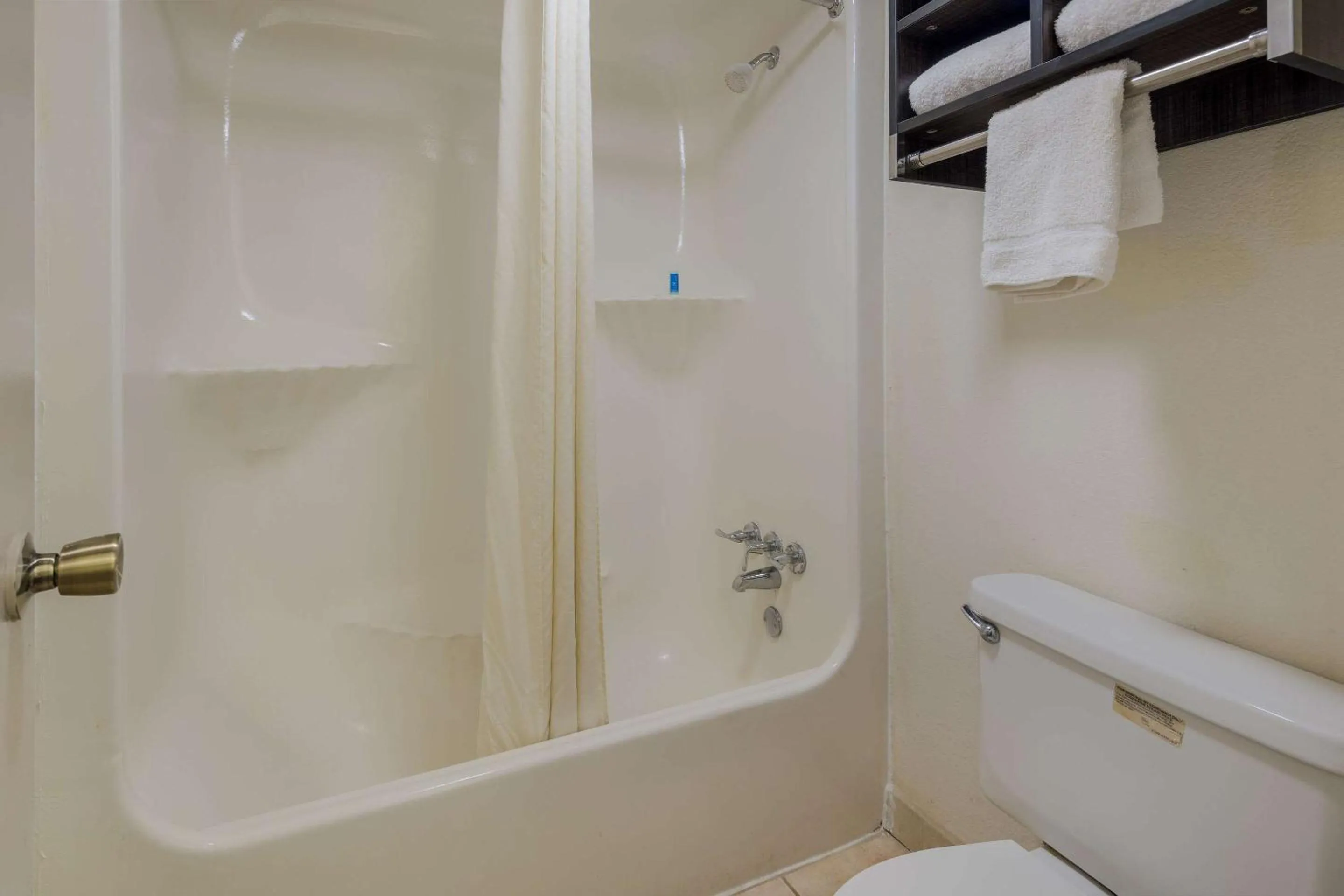 Bedroom in Rodeway Inn Ardmore I-65