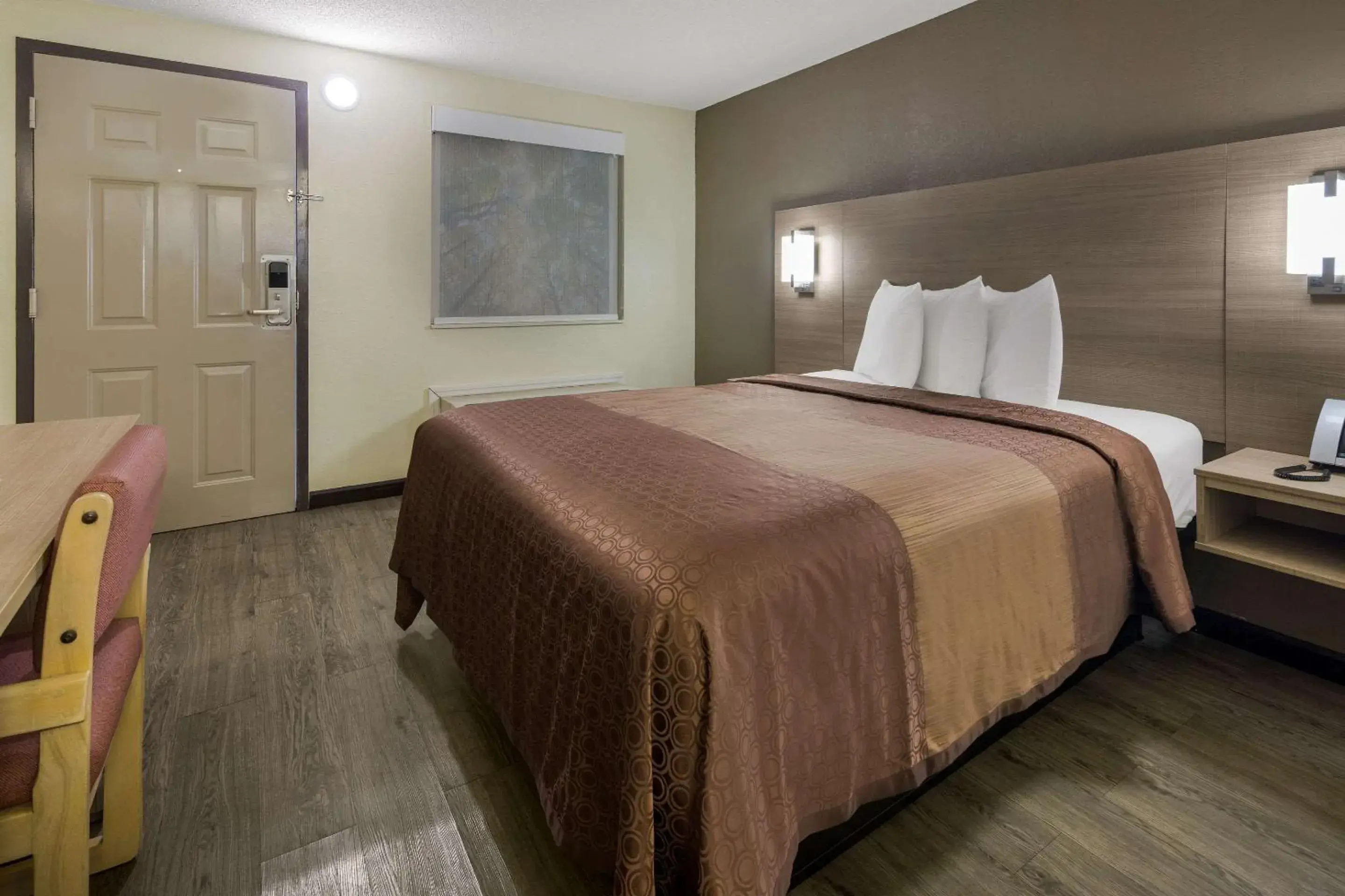 Bedroom, Bed in Rodeway Inn Ardmore I-65 Bedroom, Bed in Rodeway Inn Ardmore I-65