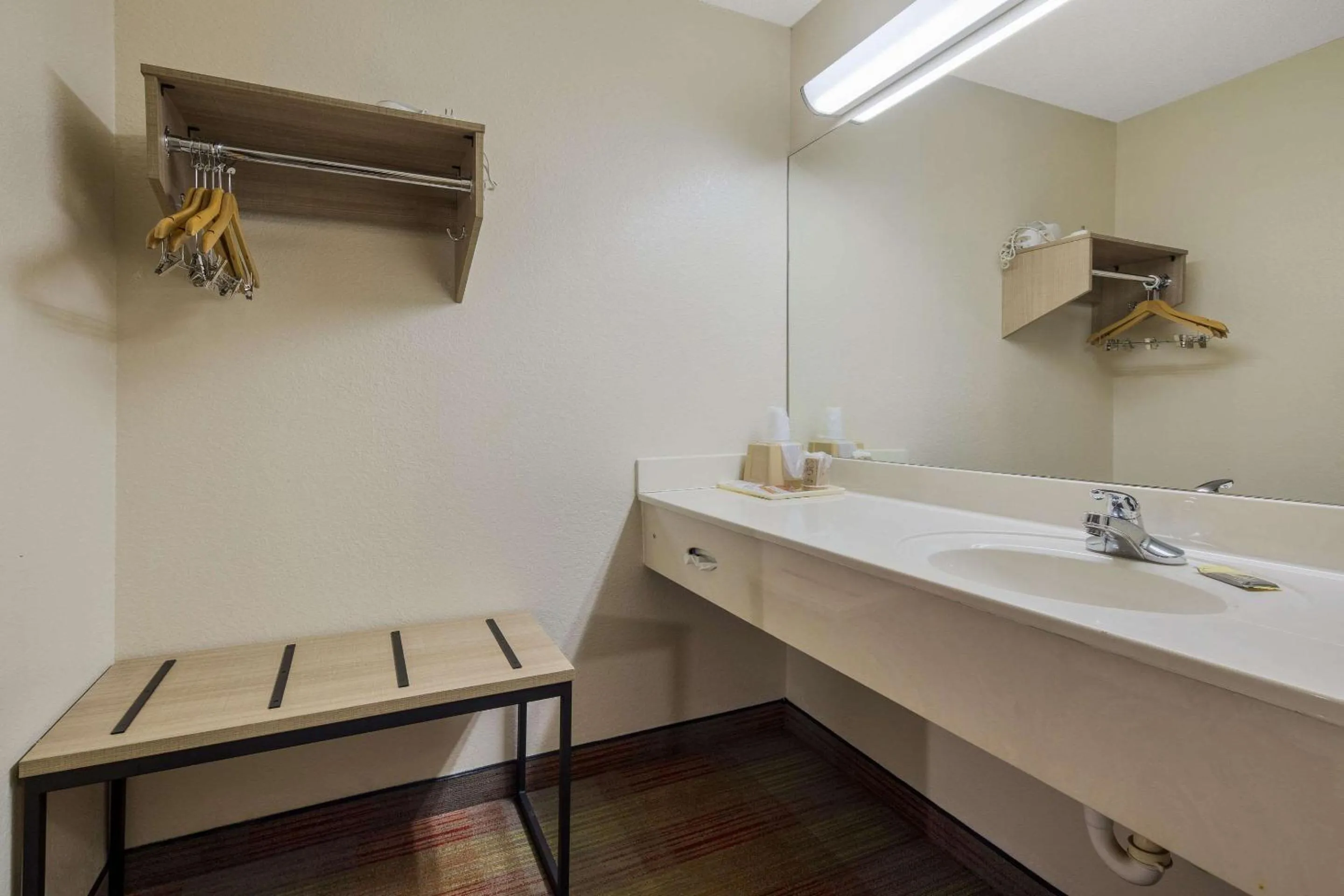 Bedroom in Rodeway Inn Ardmore I-65