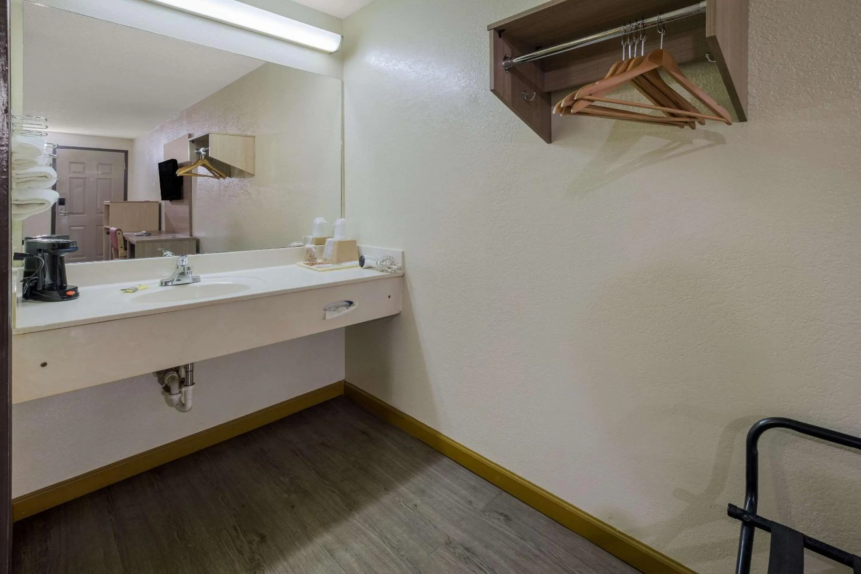 Bedroom in Rodeway Inn Ardmore I-65