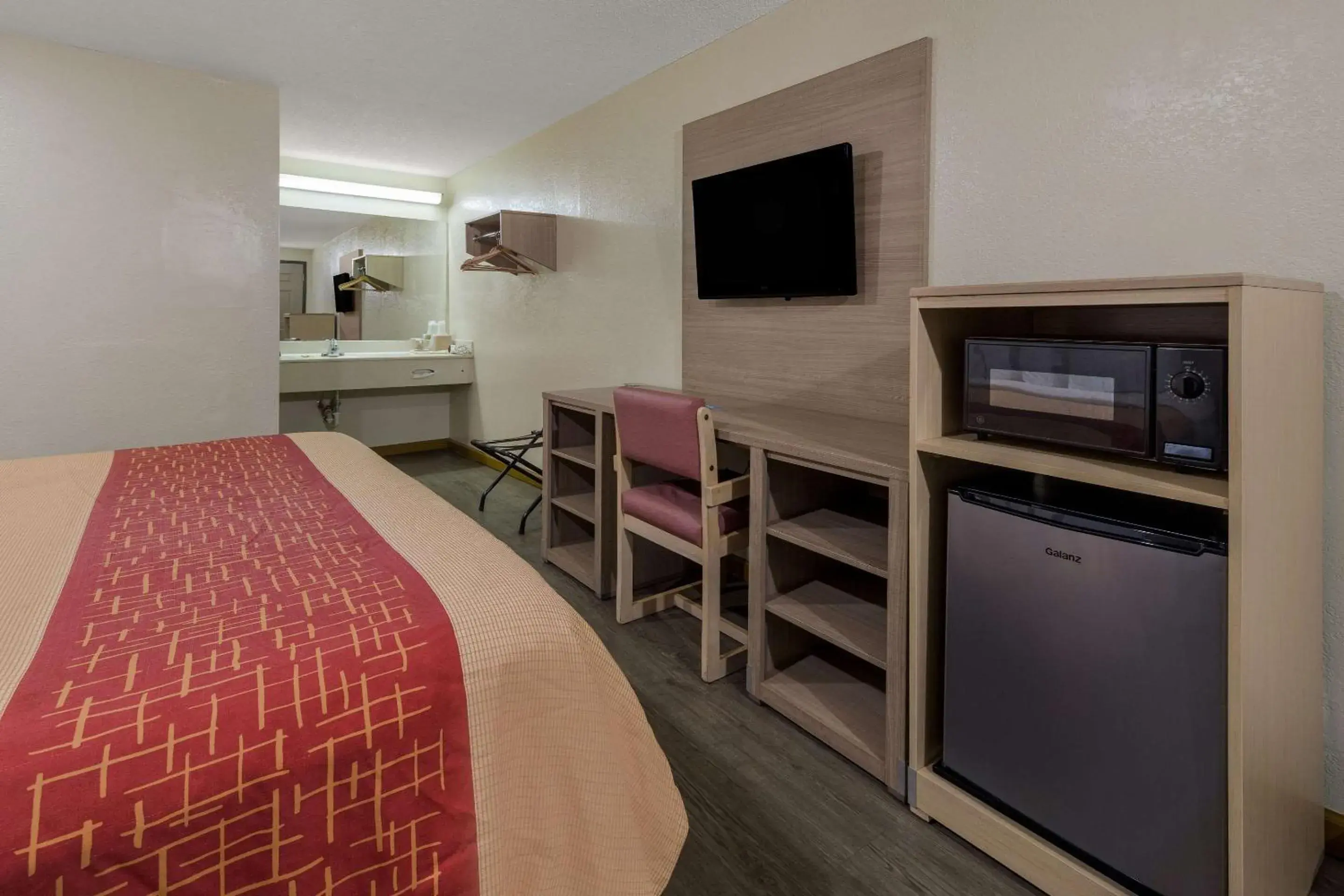 Bedroom, Bed in Rodeway Inn Ardmore I-65 Bedroom, Bed in Rodeway Inn Ardmore I-65