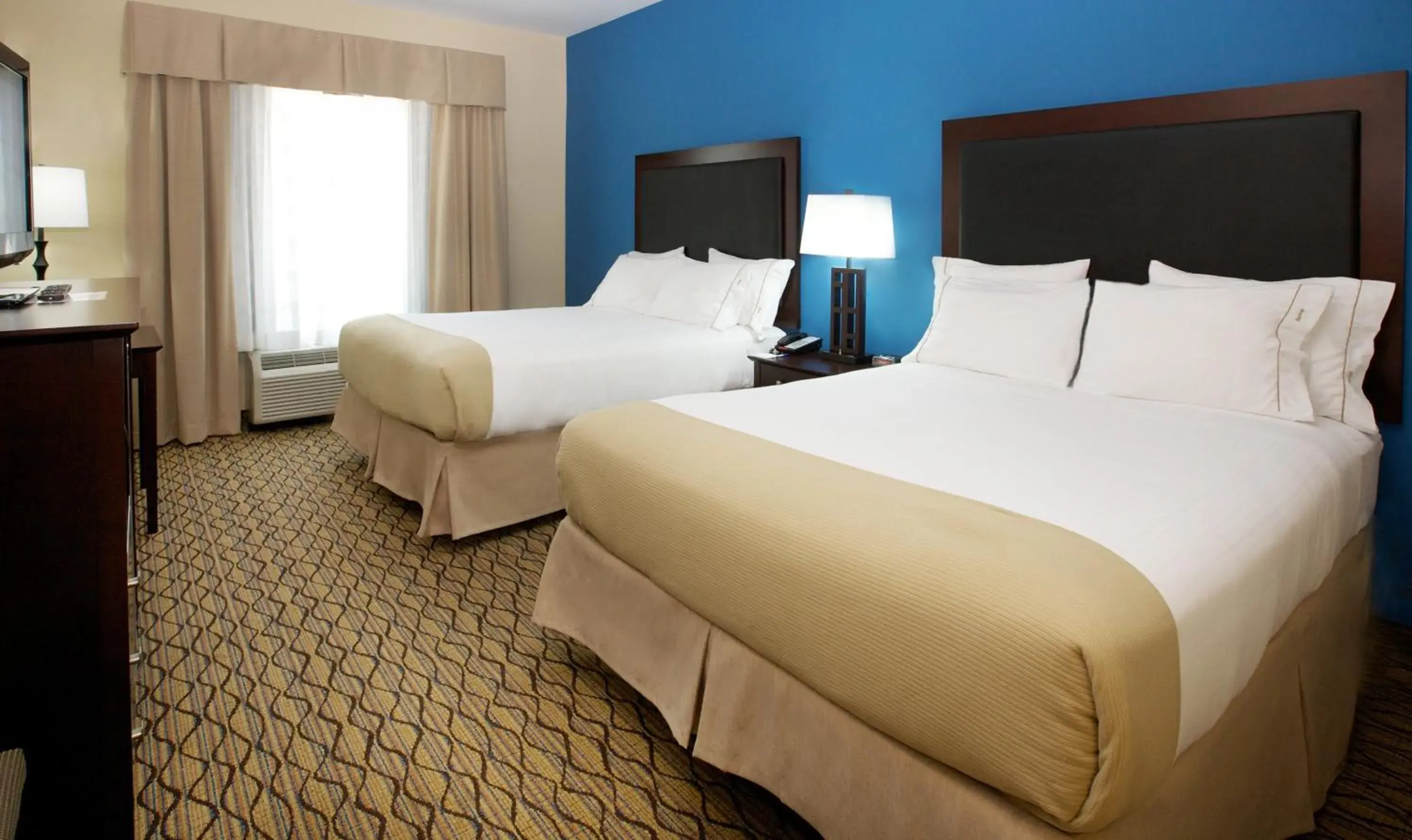 Standard Queen Room with Two Queen Beds in Holiday Inn Express and Suites Bossier City Louisiana Downs by IHG Standard Queen Room with Two Queen Beds in Holiday Inn Express and Suites Bossier City Louisiana Downs by IHG