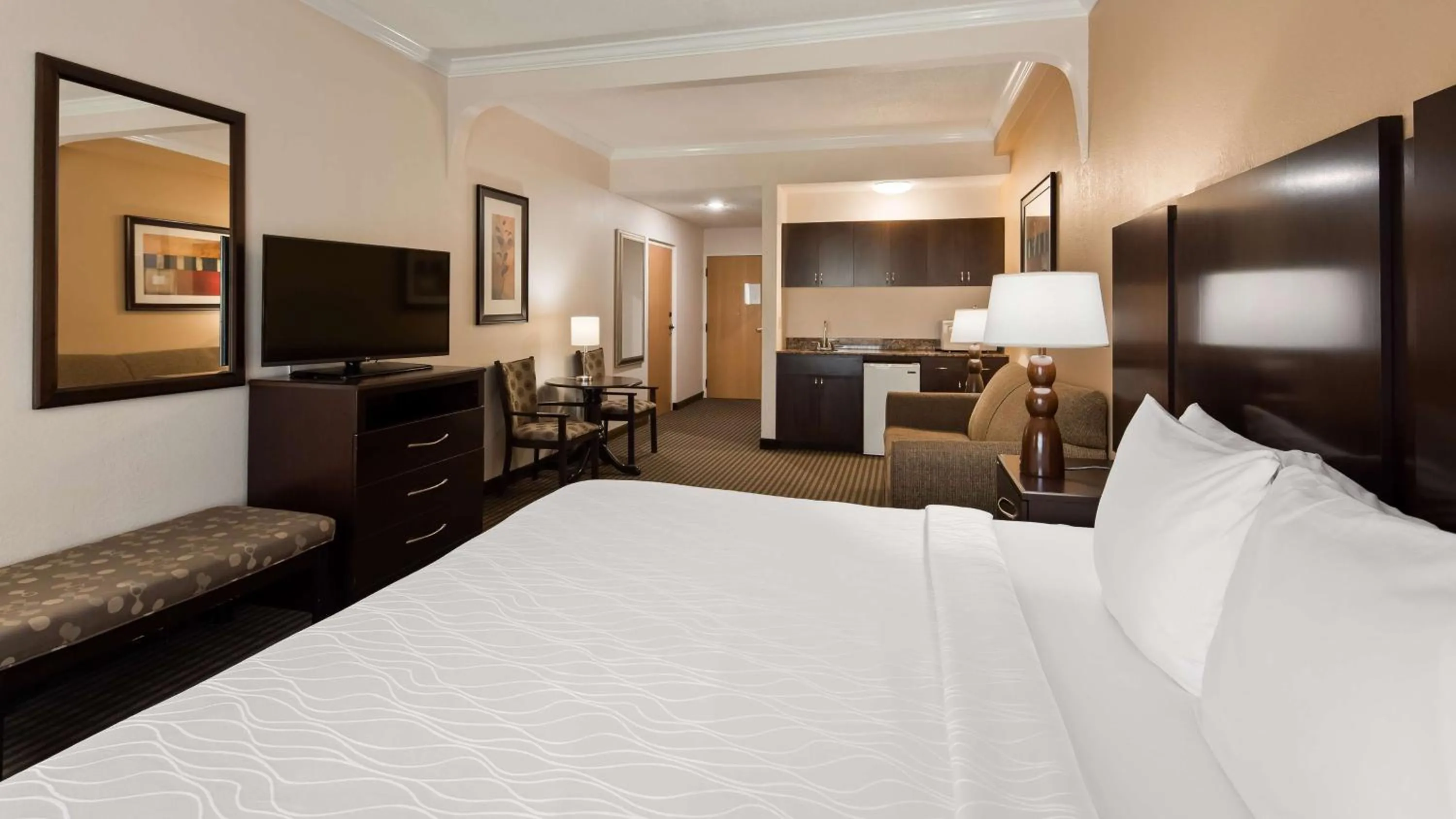 Photo of the whole room, Bed in Best Western Plus Ambassador Suites