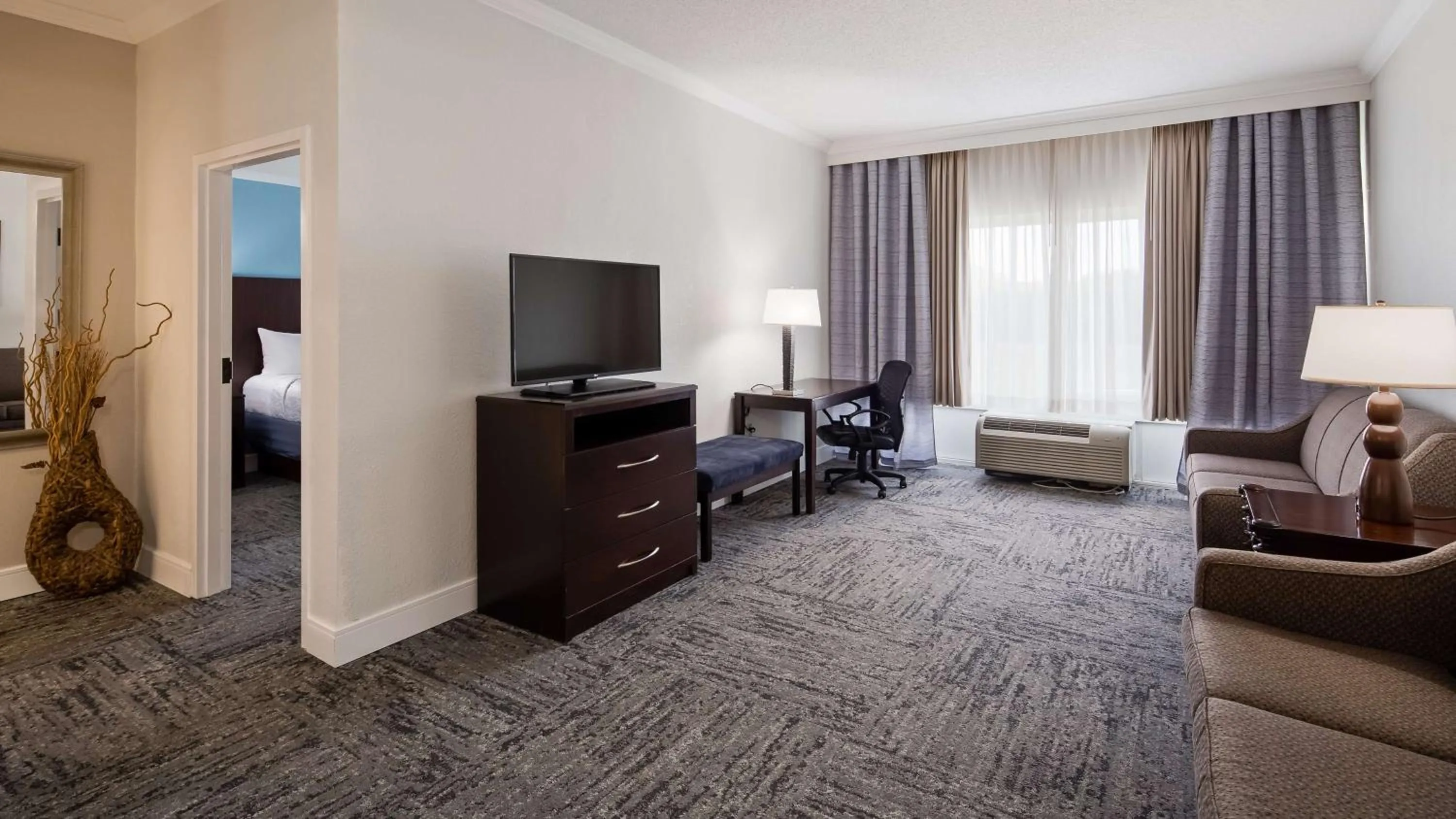 Photo of the whole room, Bed in Best Western Plus Ambassador Suites