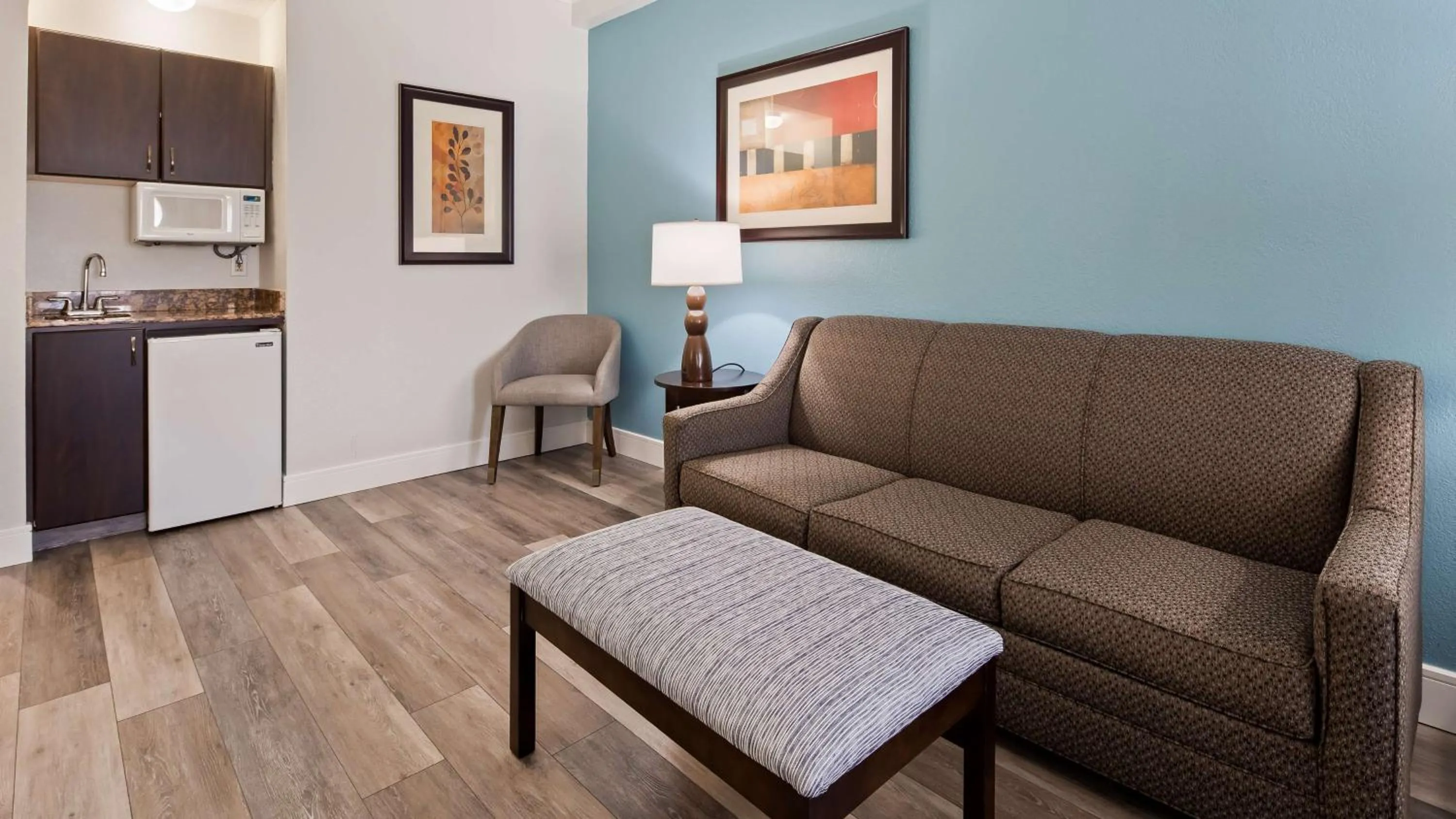 Photo of the whole room in Best Western Plus Ambassador Suites