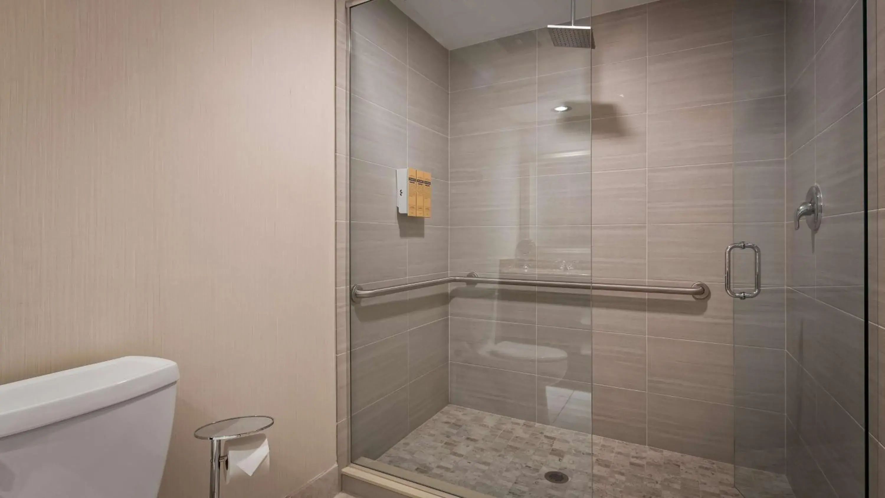 Bathroom in Best Western Plus Ambassador Suites Bathroom in Best Western Plus Ambassador Suites