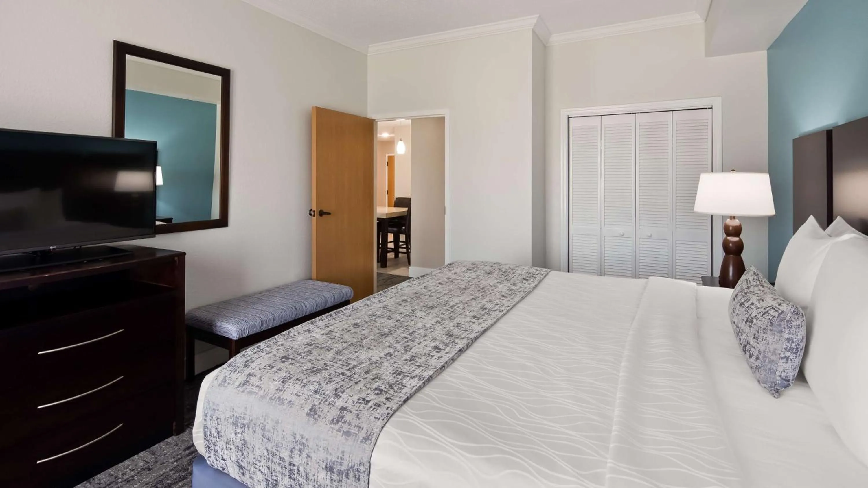 Photo of the whole room, Bed in Best Western Plus Ambassador Suites