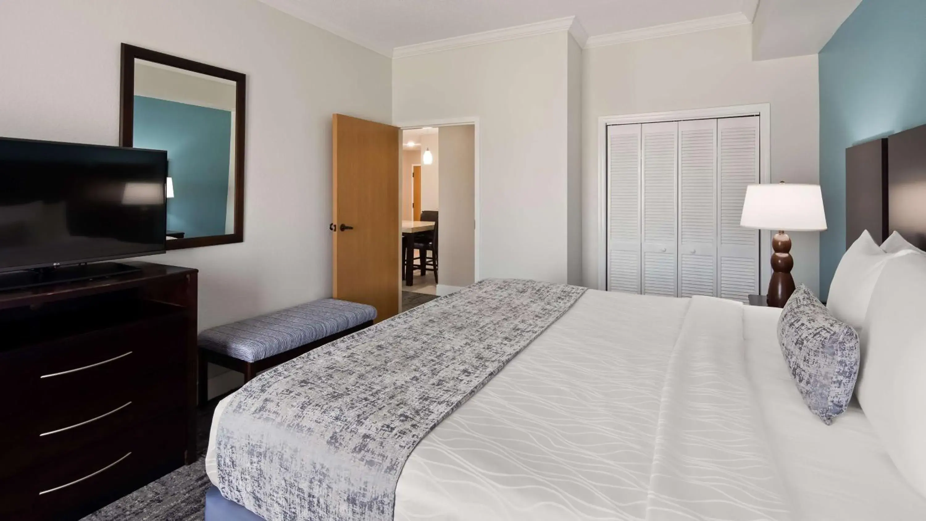 Photo of the whole room, Bed in Best Western Plus Ambassador Suites Photo of the whole room, Bed in Best Western Plus Ambassador Suites