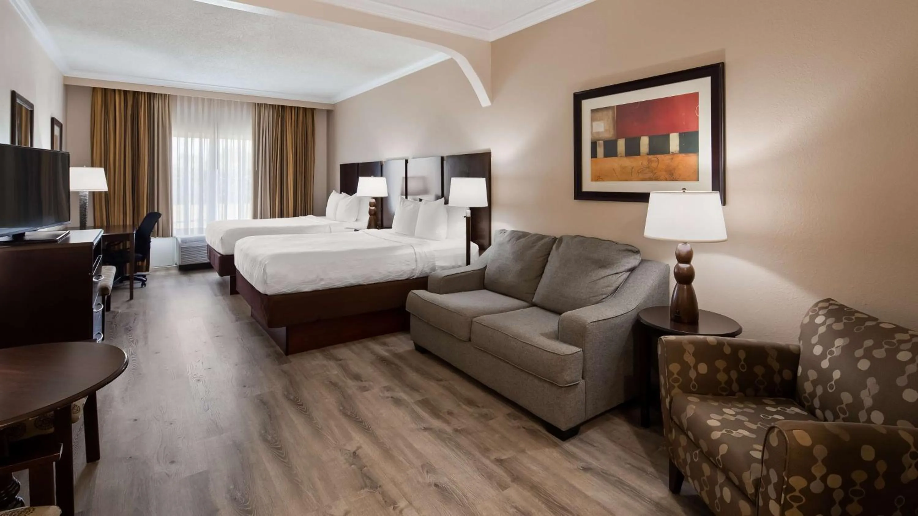Photo of the whole room, Bed in Best Western Plus Ambassador Suites