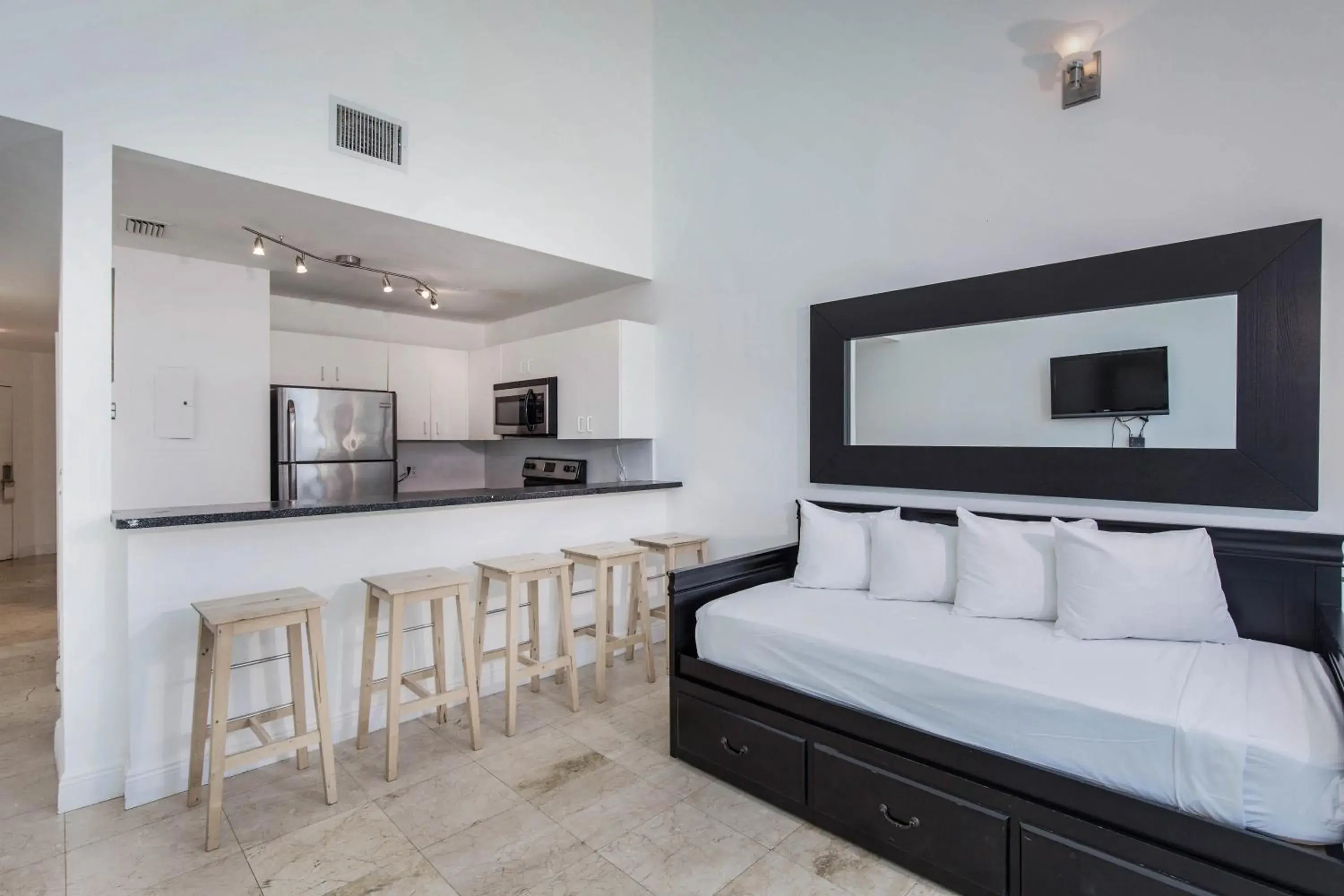 Suite with City View in New Point Miami Beach Apartments Suite with City View in New Point Miami Beach Apartments