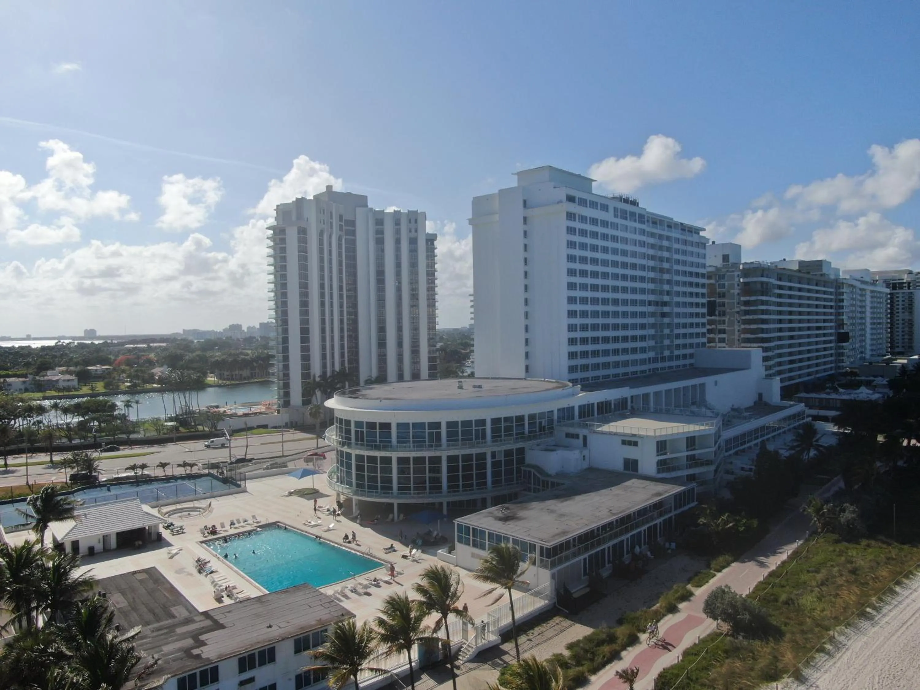 Property building in New Point Miami Beach Apartments