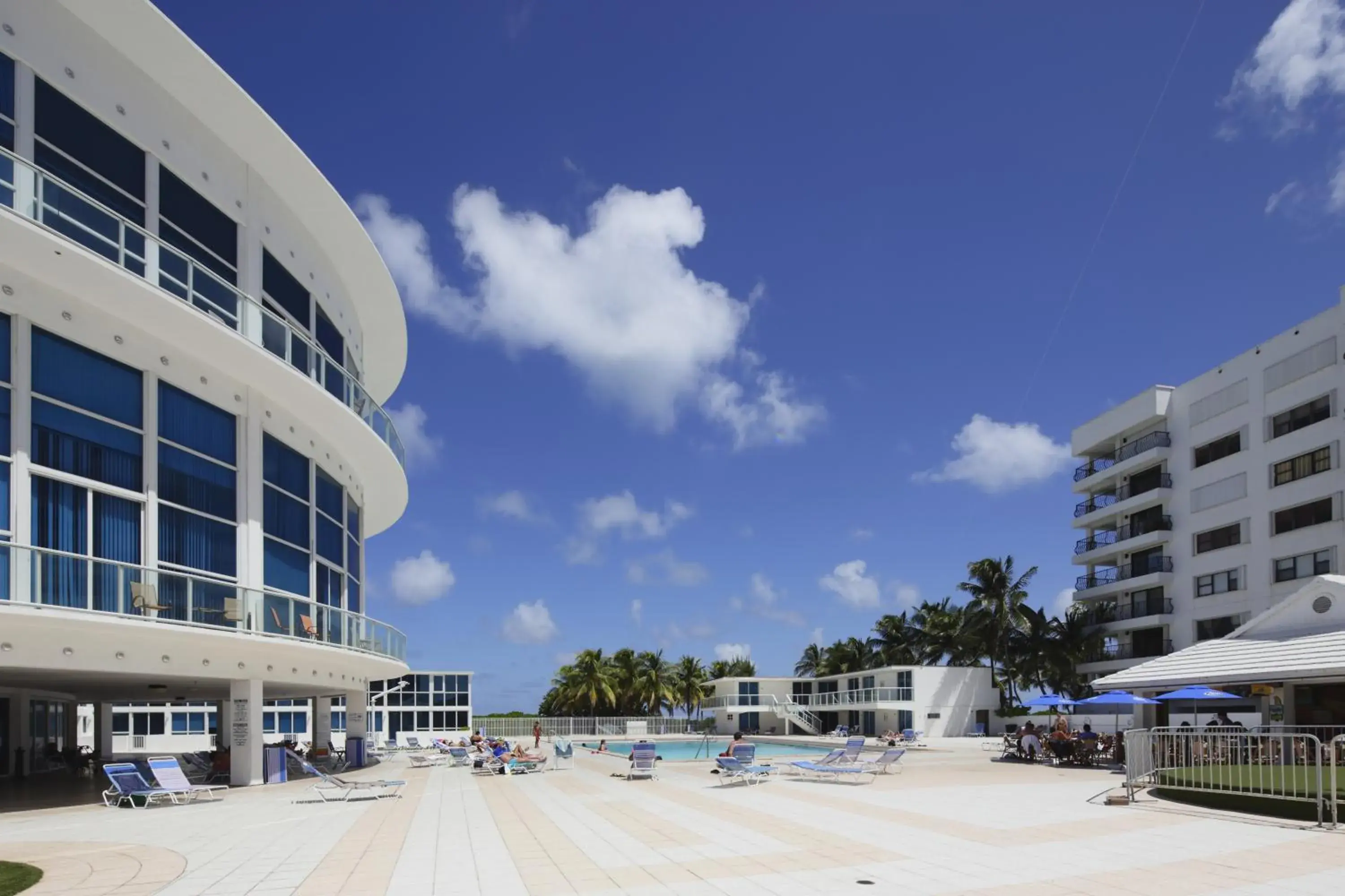 Lounge or bar in New Point Miami Beach Apartments Lounge or bar in New Point Miami Beach Apartments