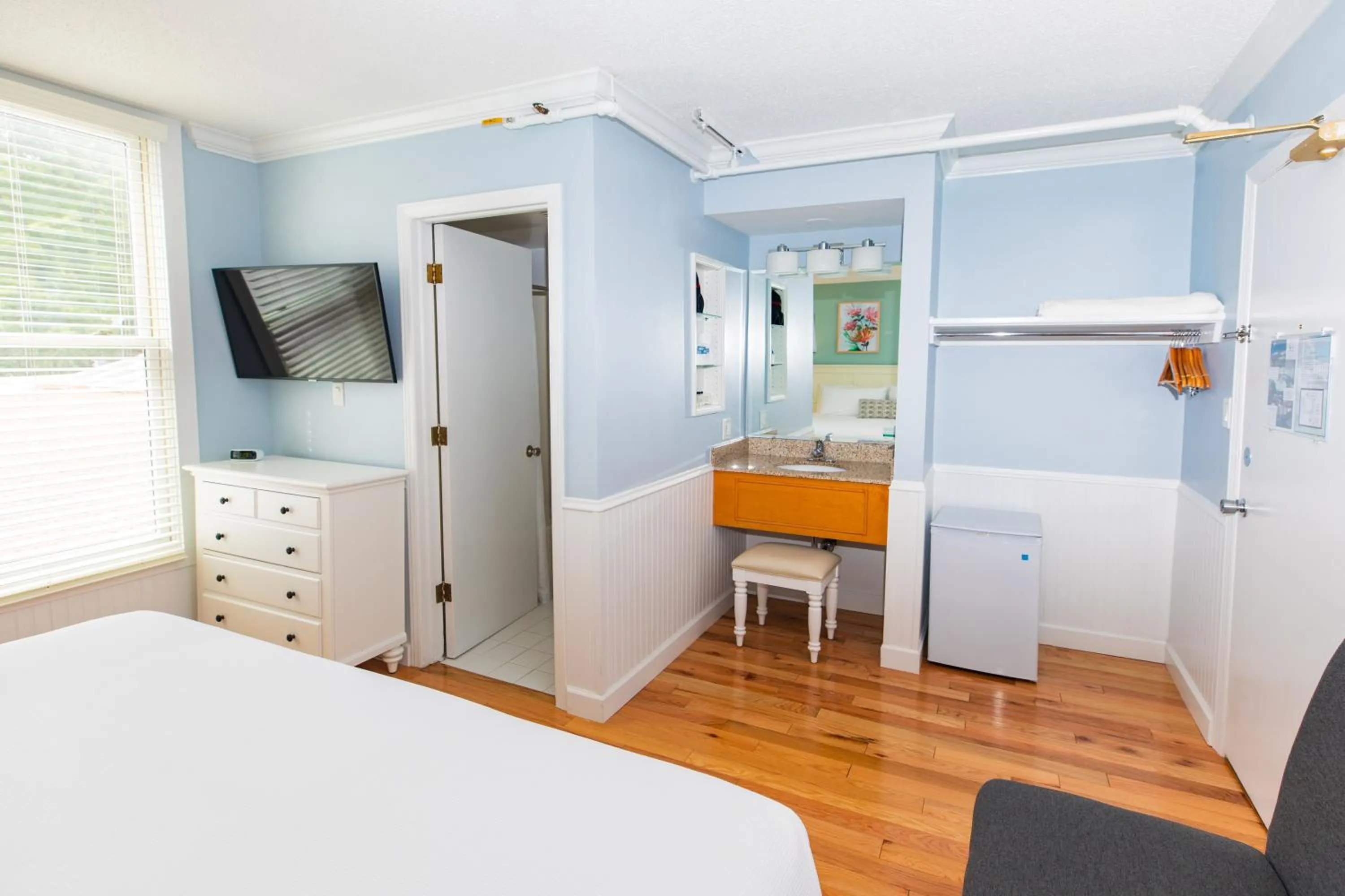 Bedroom, Bed in Island House Hotel