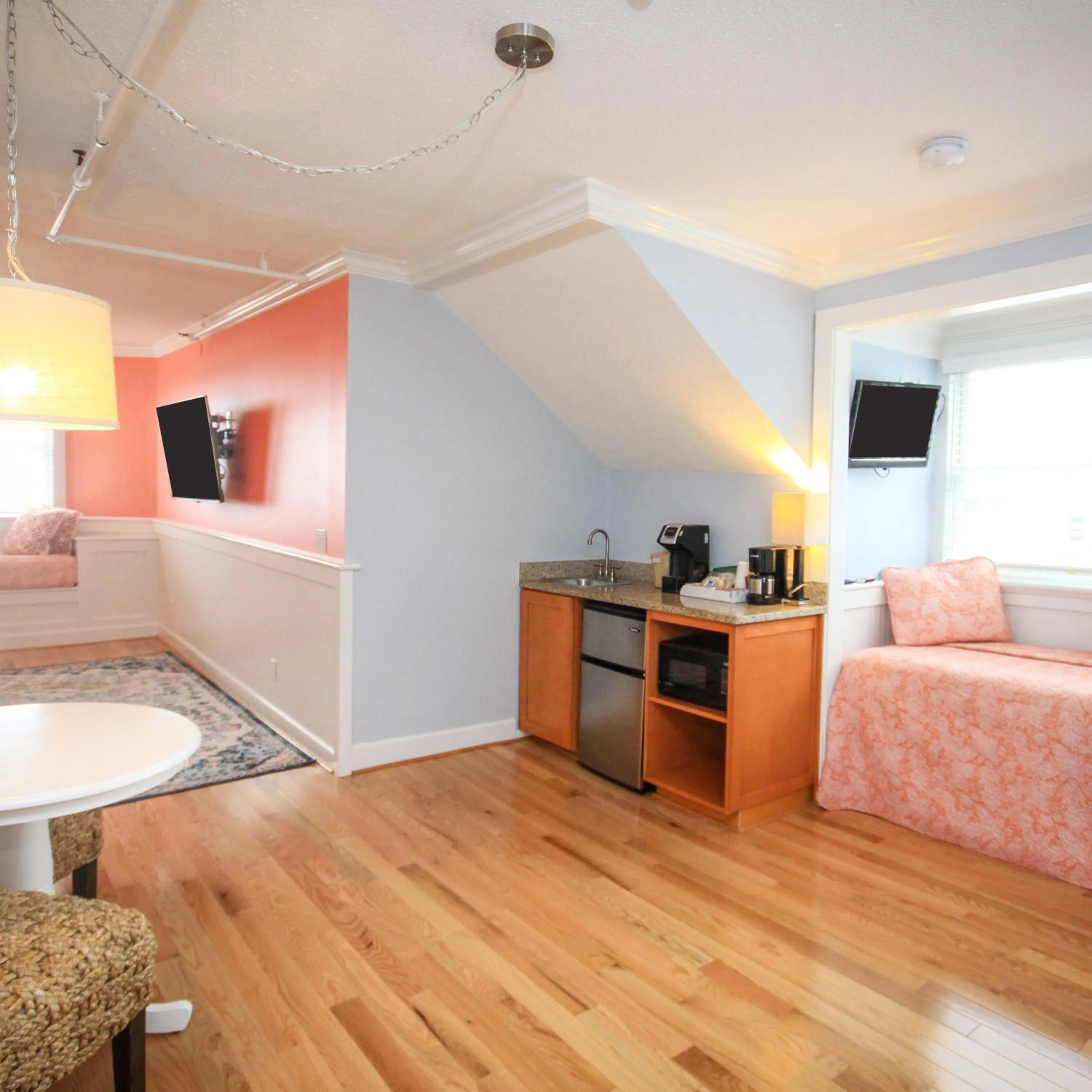 Kitchen or kitchenette, Bed in Island House Hotel