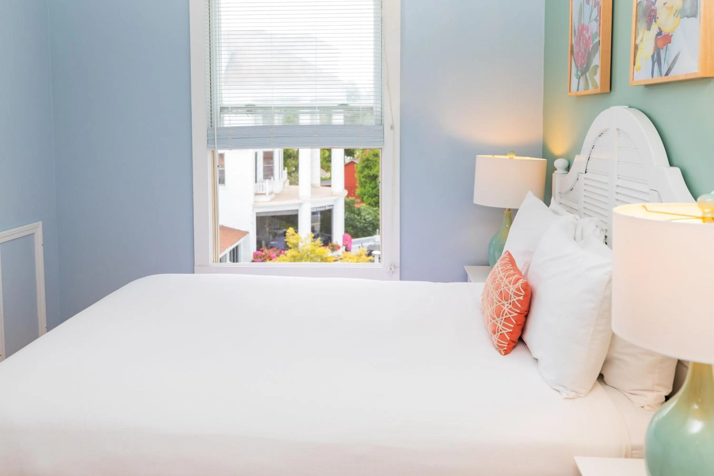 Bedroom, Bed in Island House Hotel