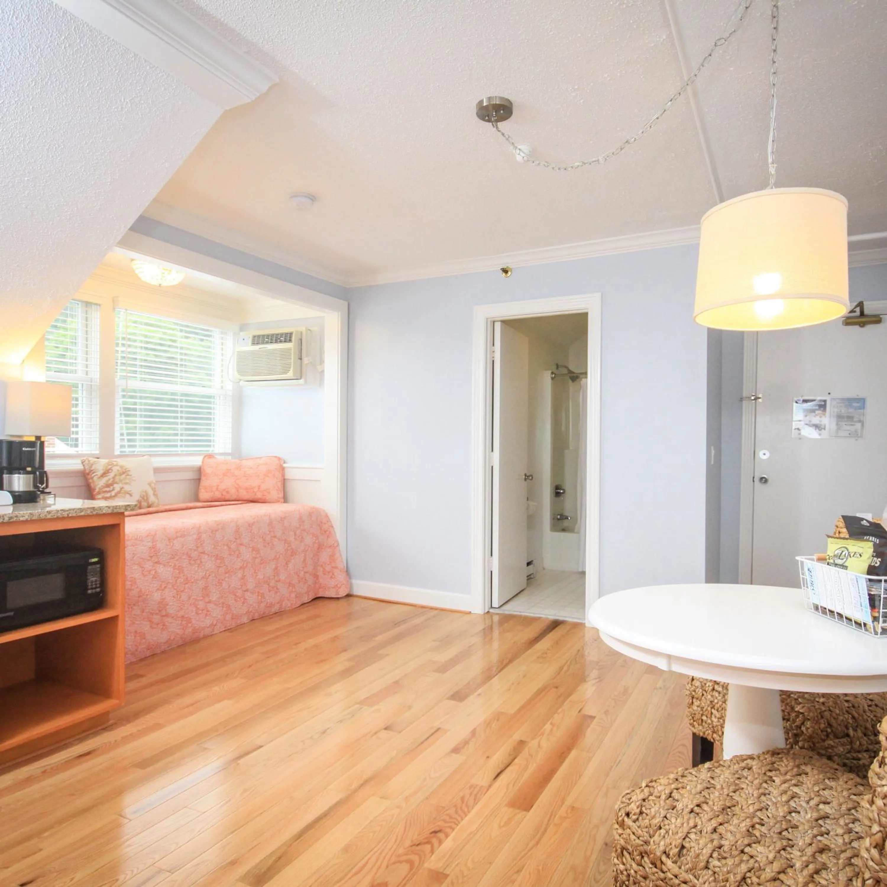 Kitchen or kitchenette, Bed in Island House Hotel