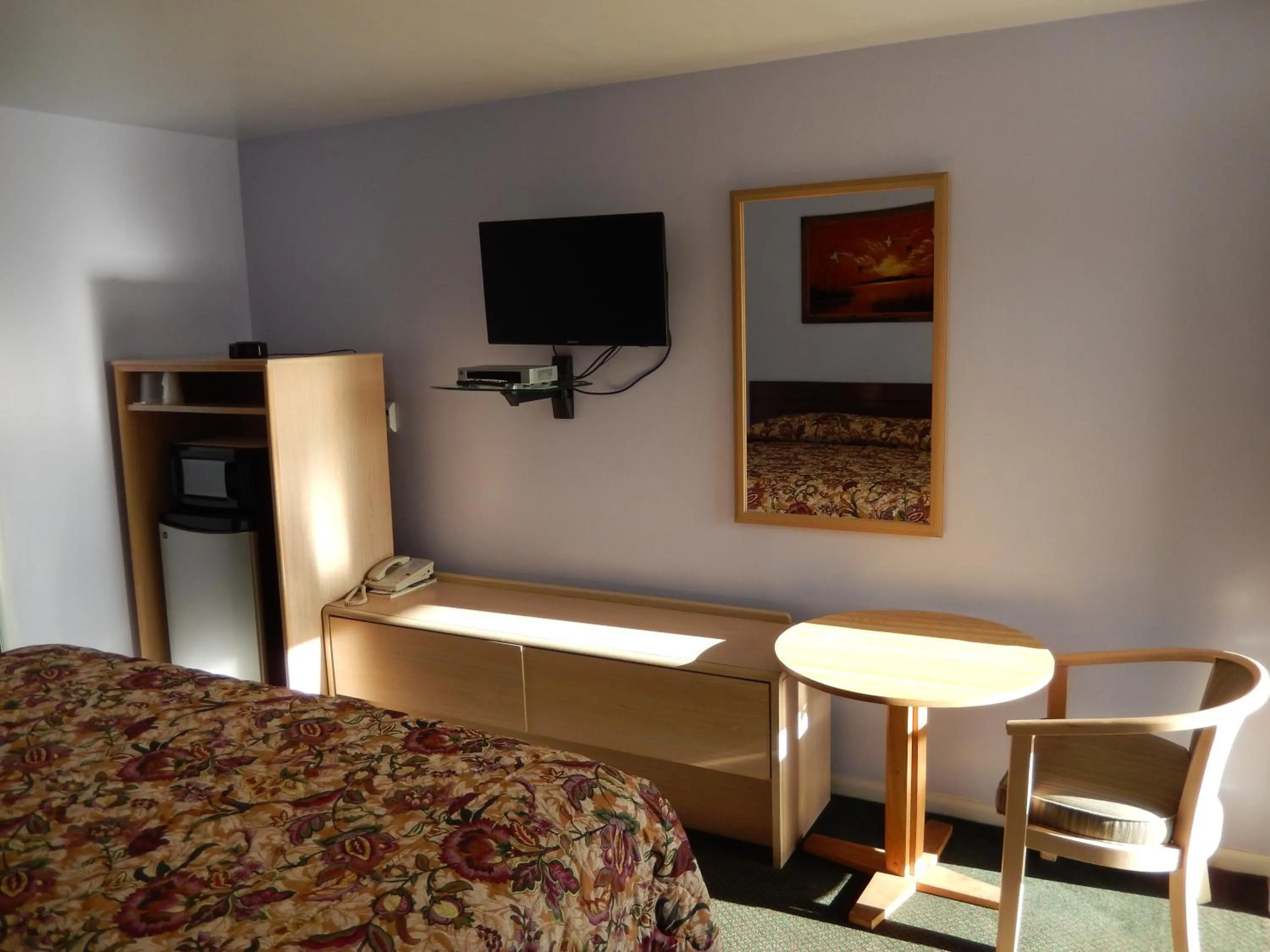 Bedroom, Bed in Townsman Motel