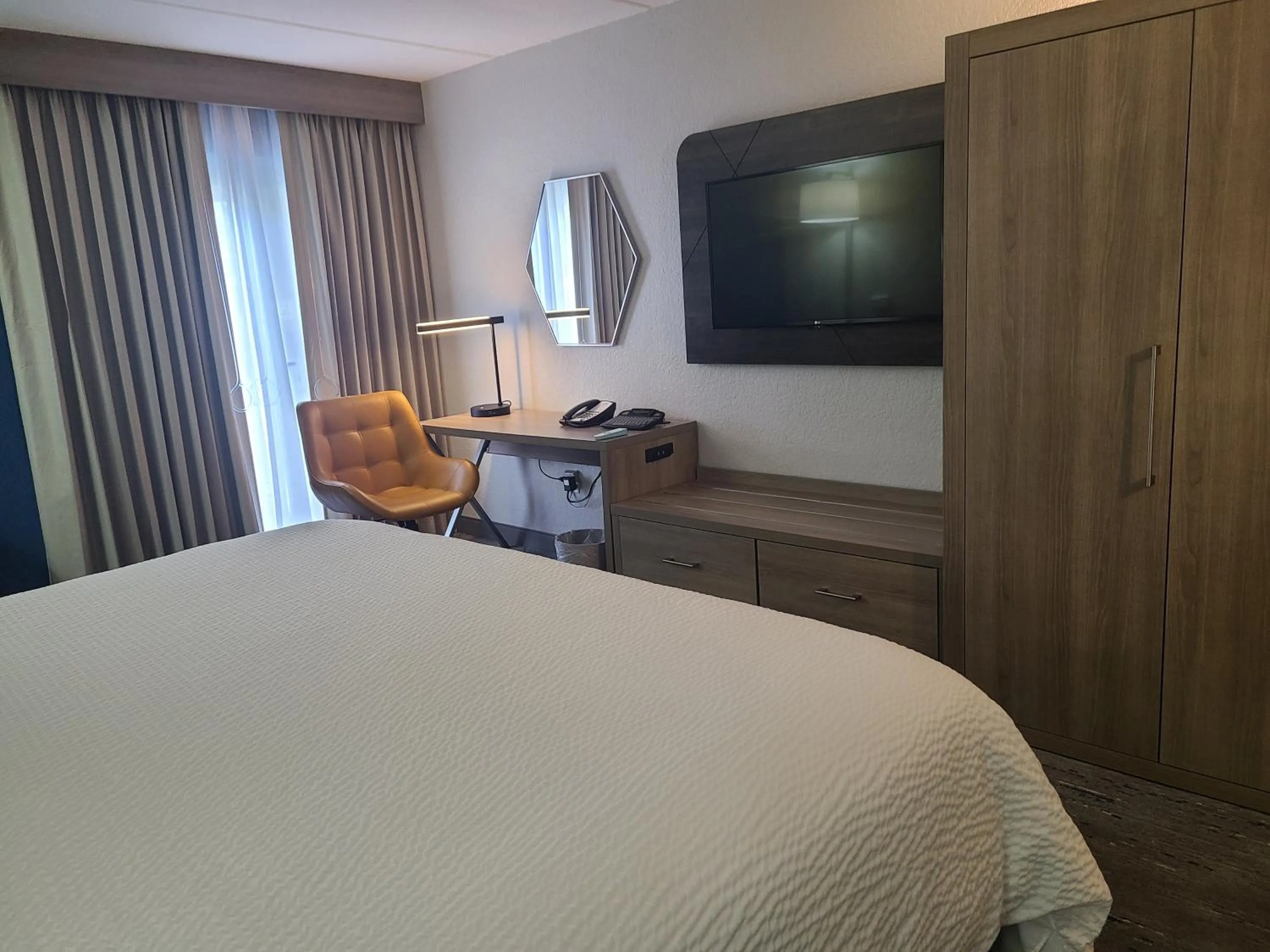 Bedroom, Bed in Holiday Inn Express Fort Lauderdale North - Executive Airport by IHG