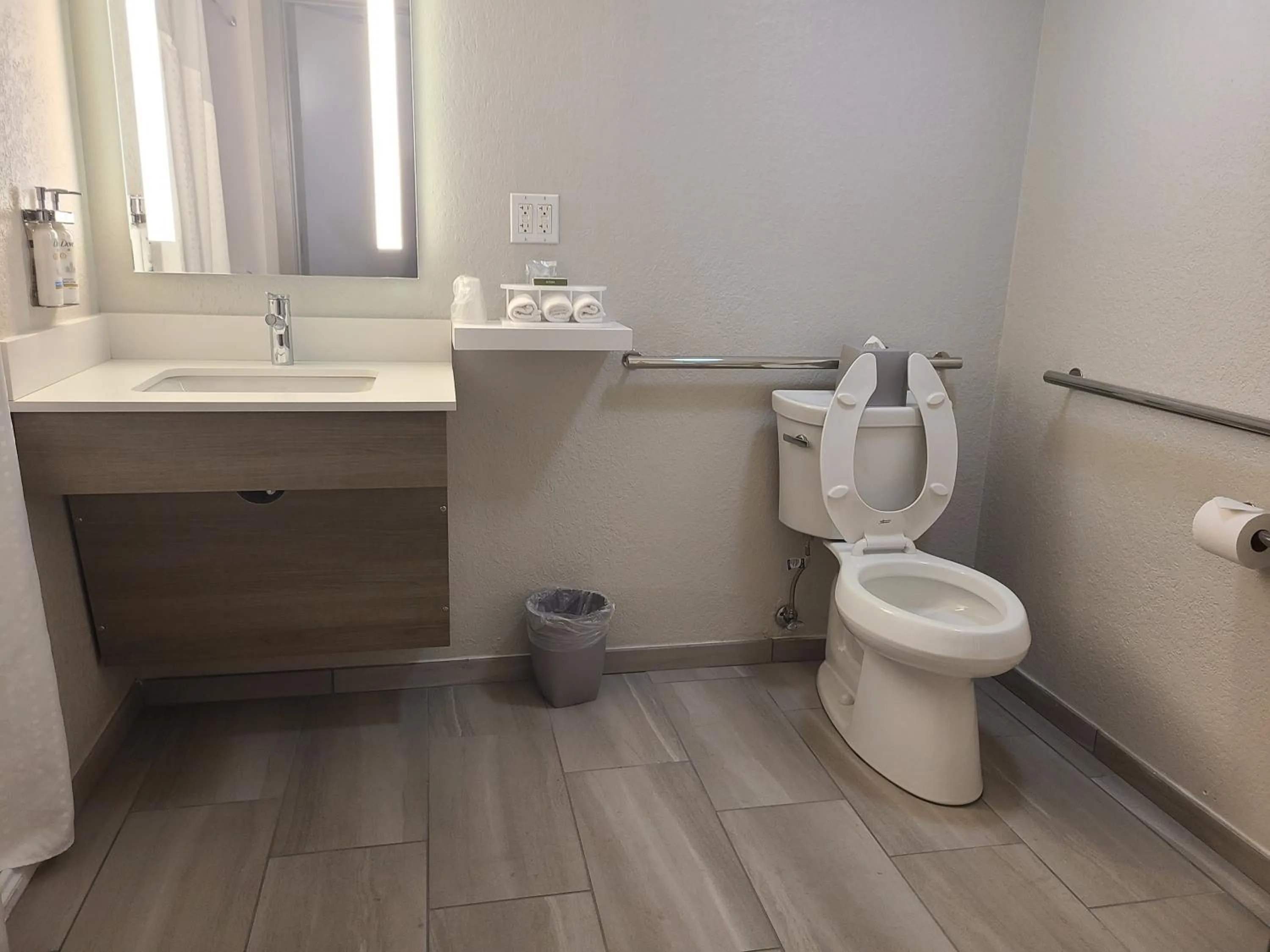 Bathroom in Holiday Inn Express Fort Lauderdale North - Executive Airport by IHG