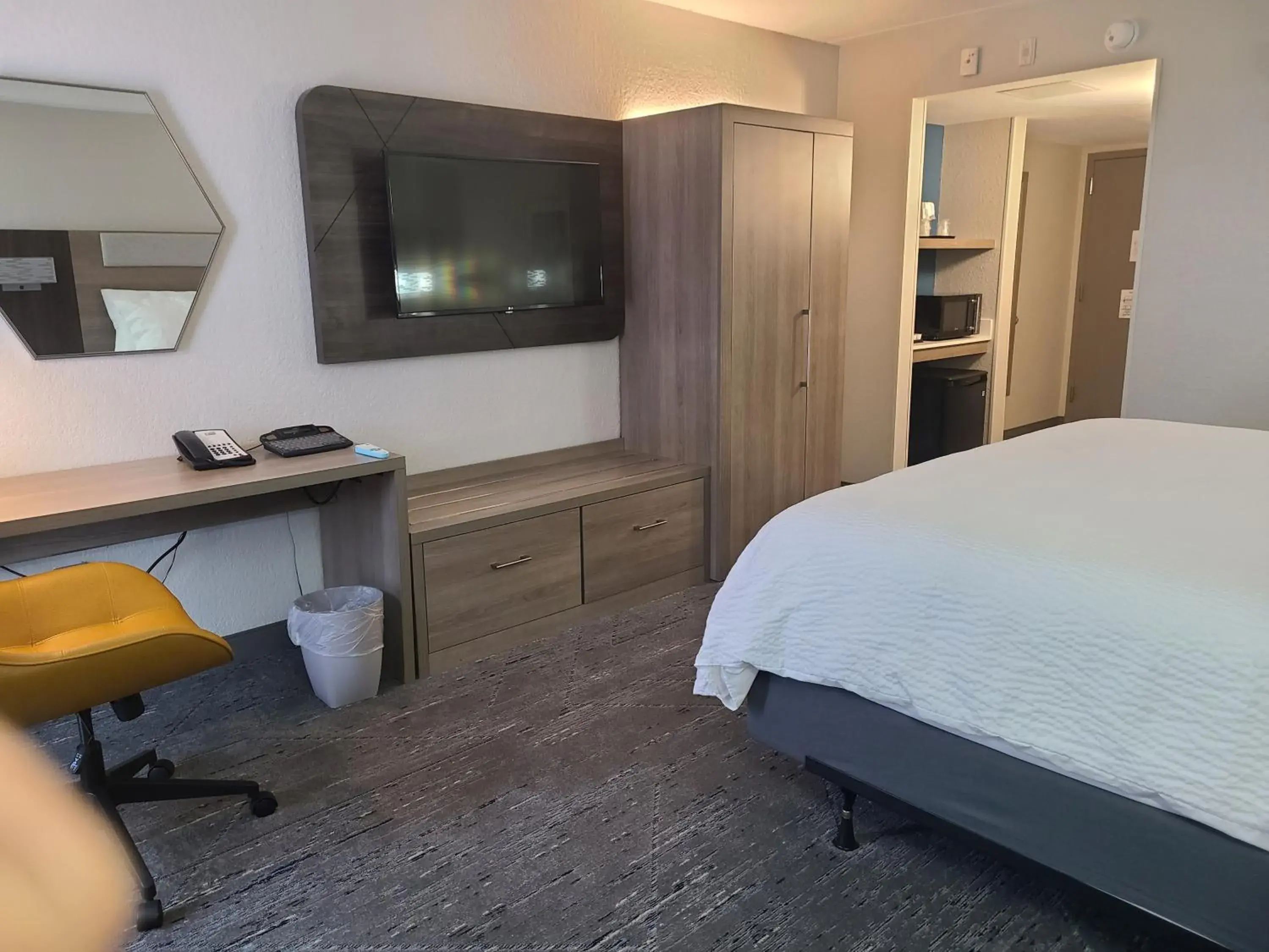 Bedroom, Bed in Holiday Inn Express Fort Lauderdale North - Executive Airport by IHG Bedroom, Bed in Holiday Inn Express Fort Lauderdale North - Executive Airport by IHG