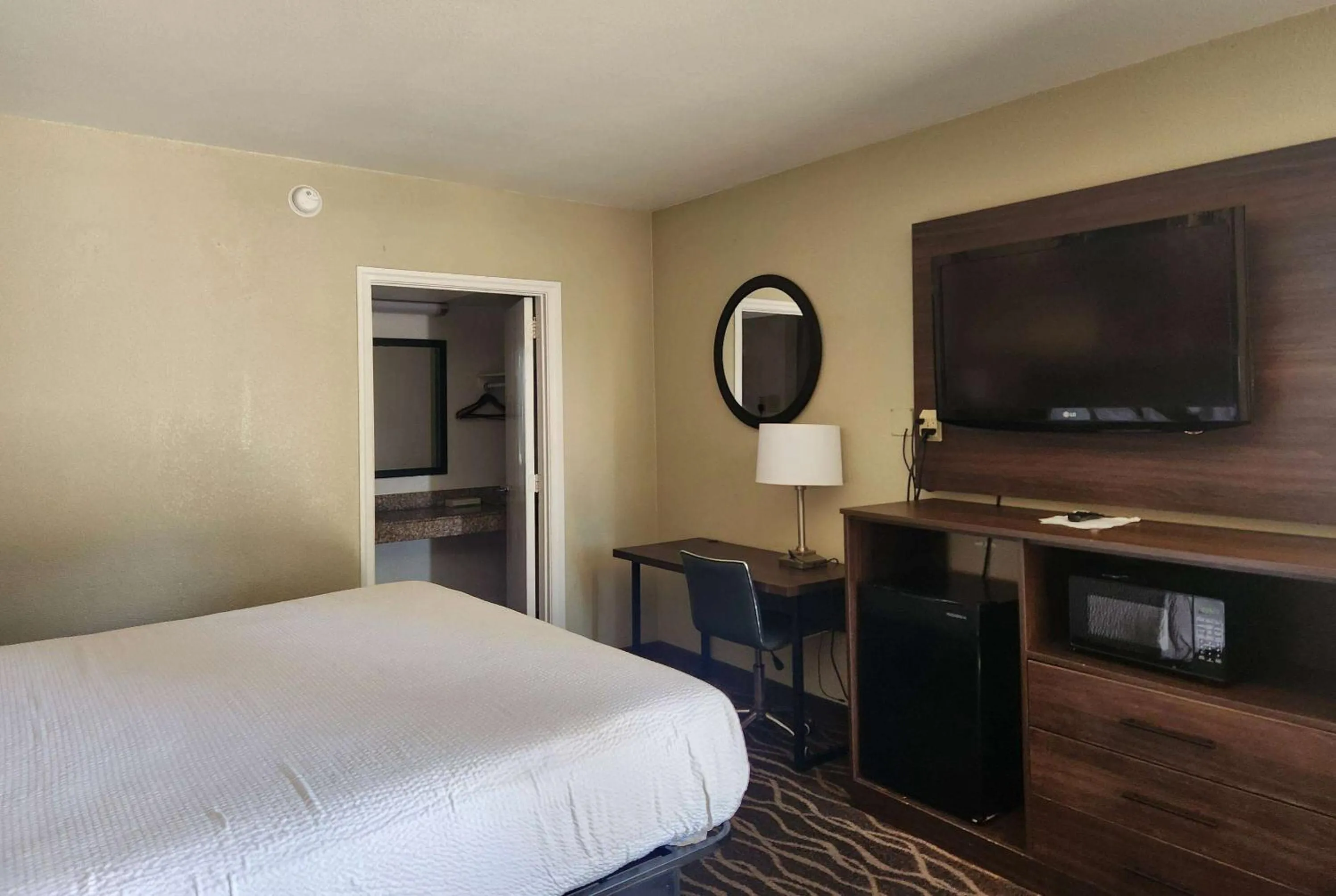 Photo of the whole room, Bed in Days Inn by Wyndham Leesville
