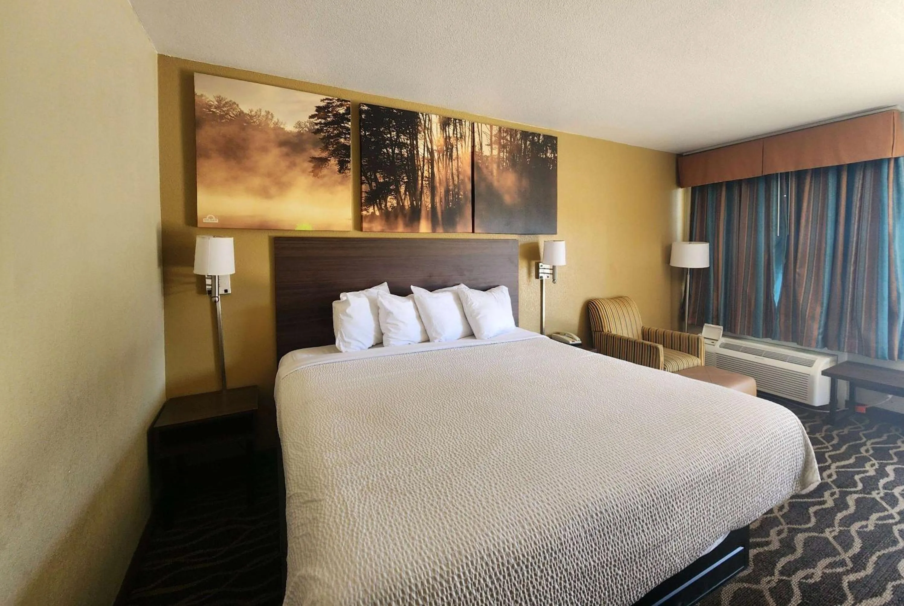 Photo of the whole room, Bed in Days Inn by Wyndham Leesville