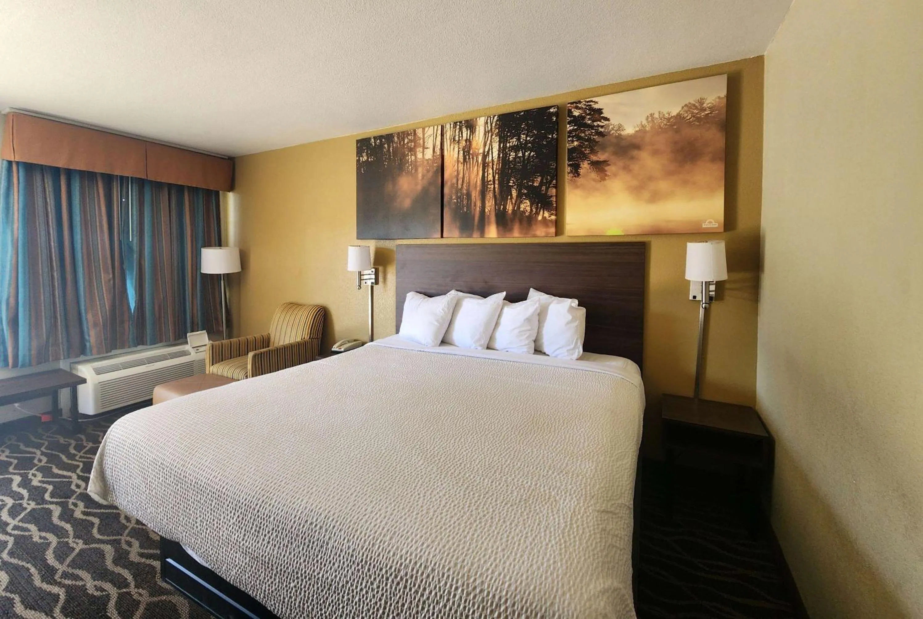 Photo of the whole room, Bed in Days Inn by Wyndham Leesville