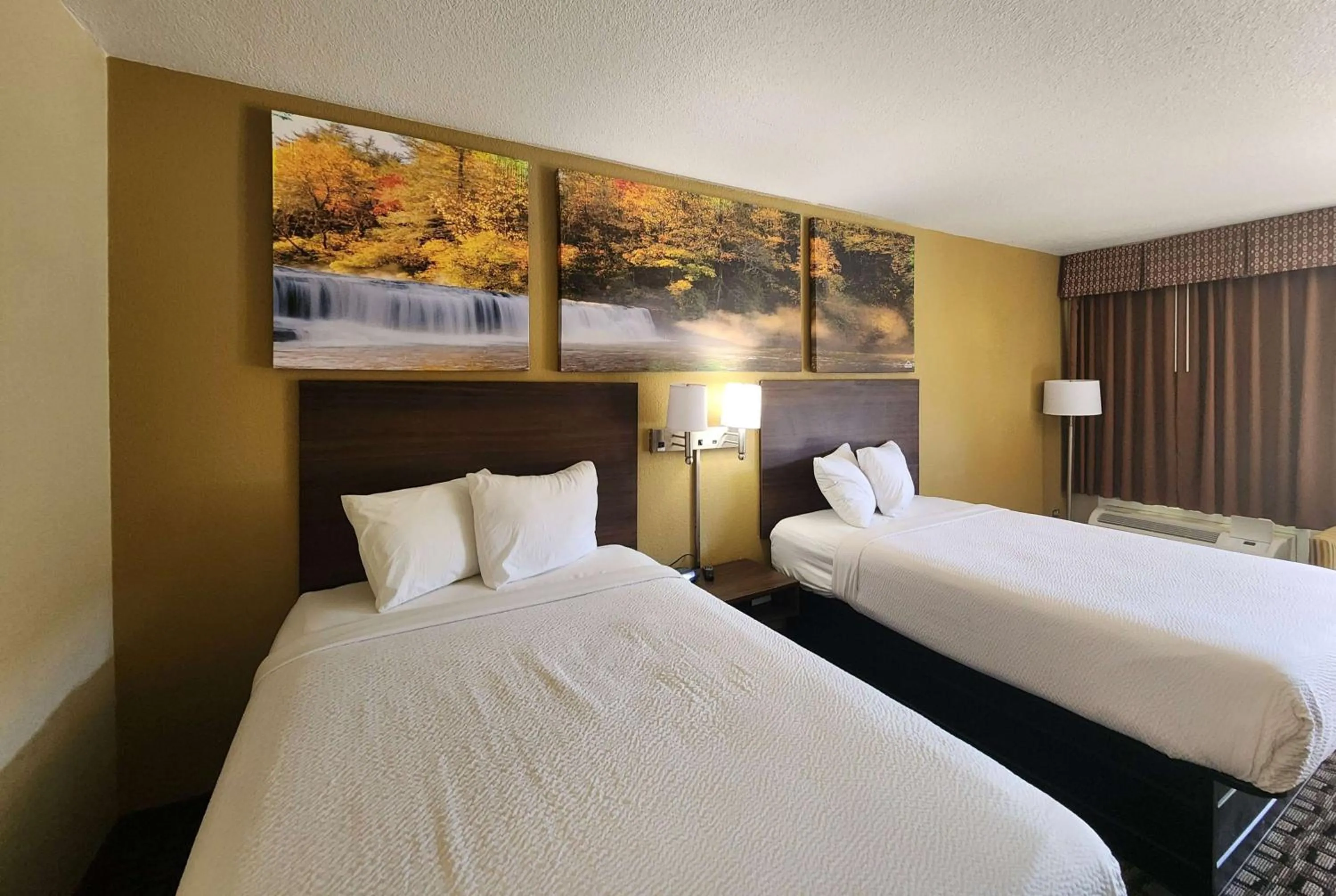 Photo of the whole room, Bed in Days Inn by Wyndham Leesville