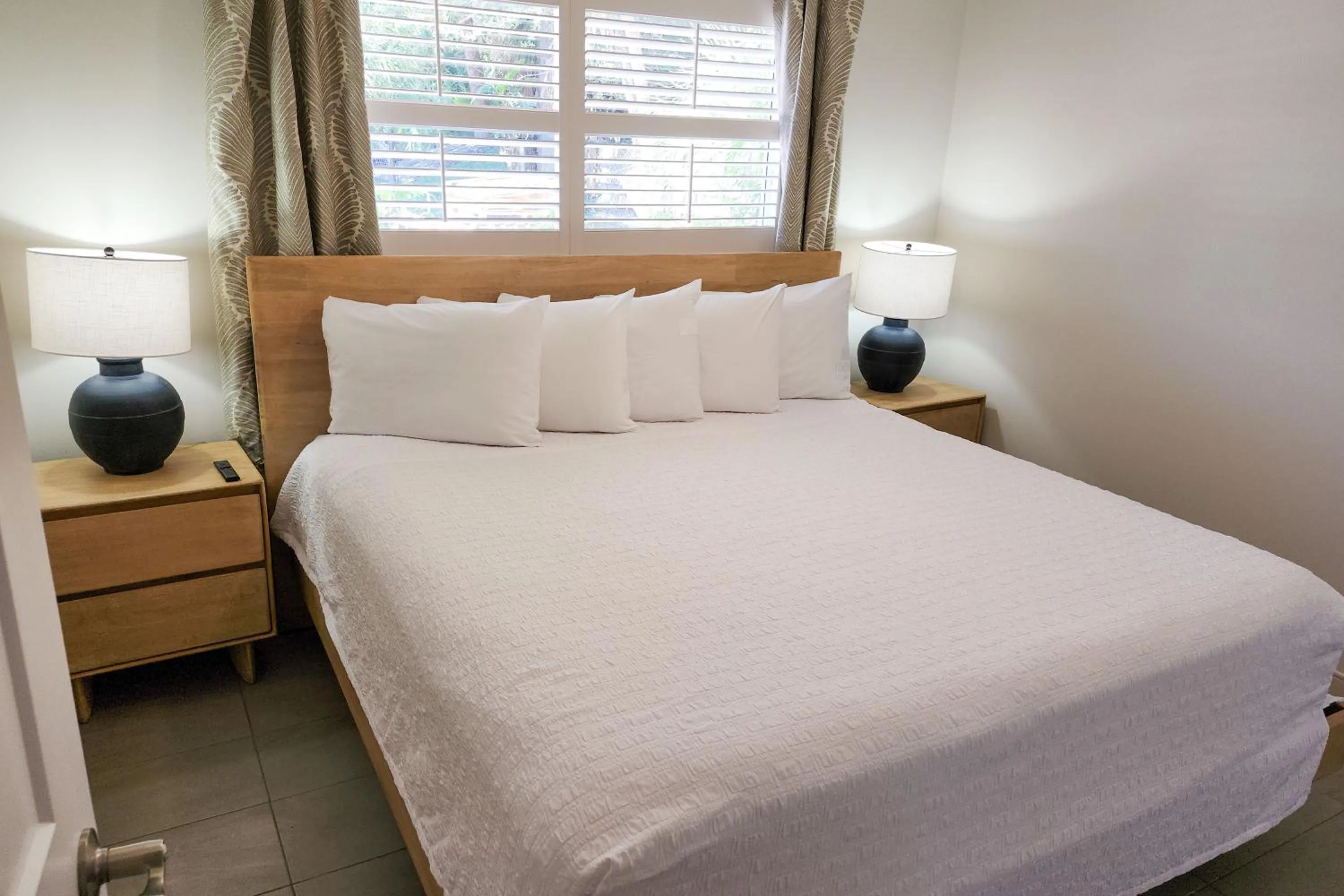Bedroom, Bed in Marco Island Lakeside Inn