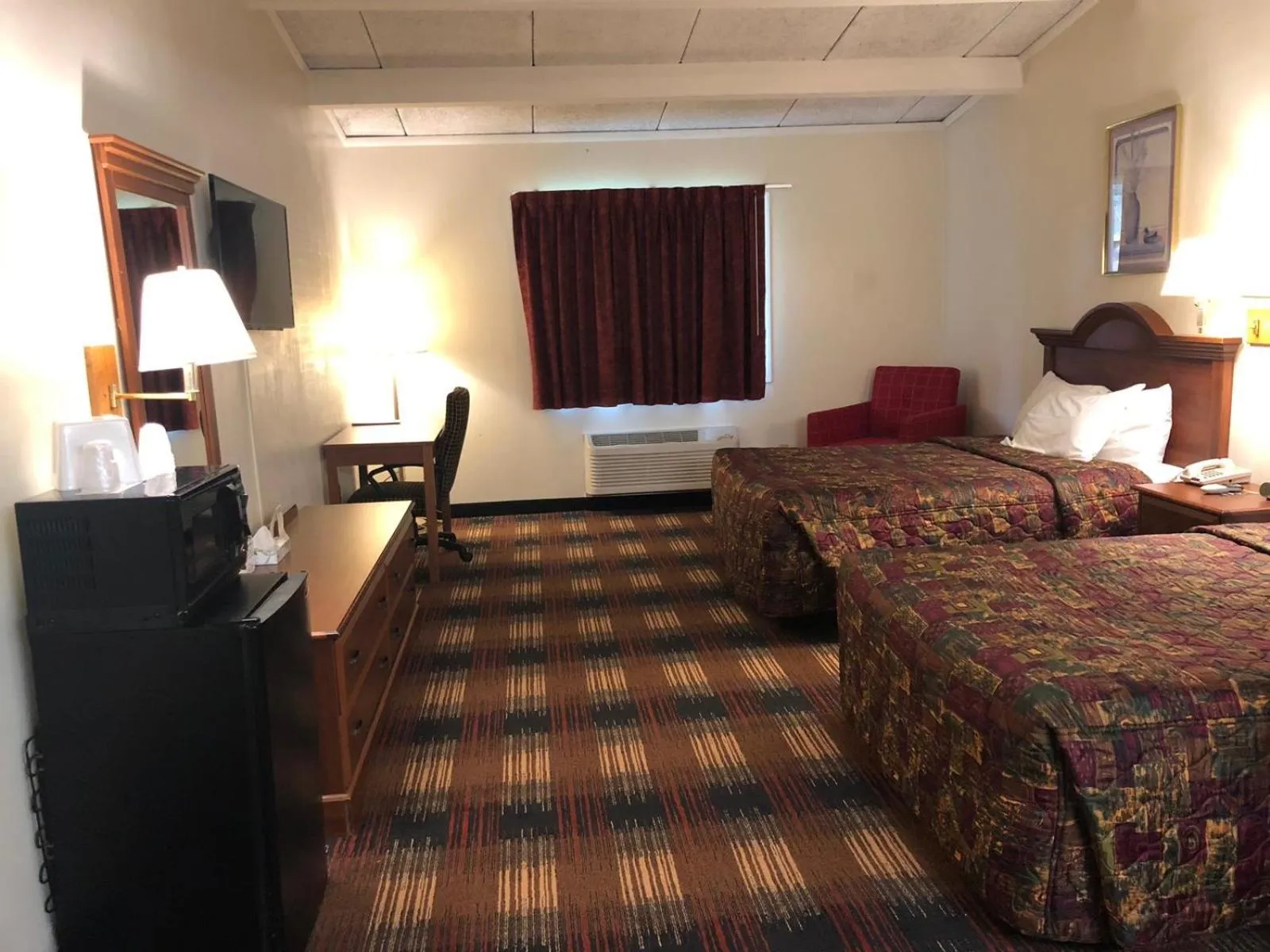 Bed in Red Carpet Inn Syracuse Airport