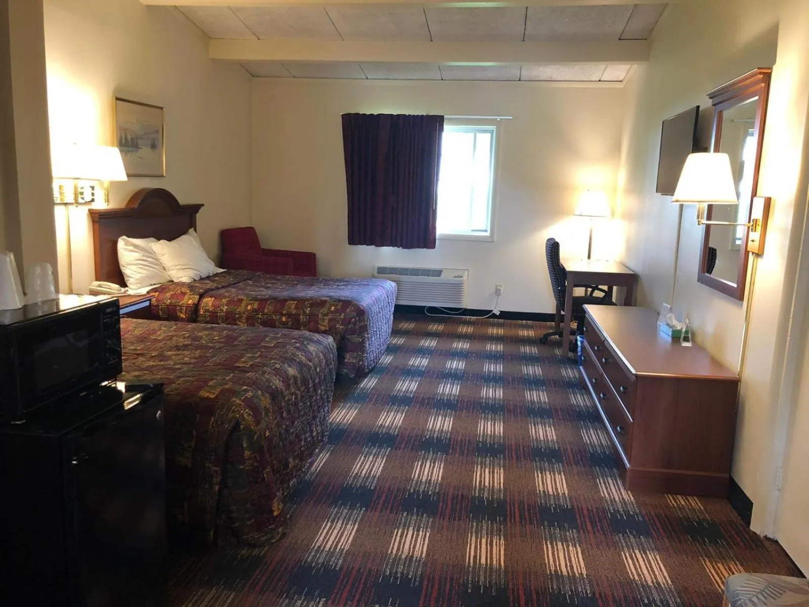 Bed in Red Carpet Inn Syracuse Airport